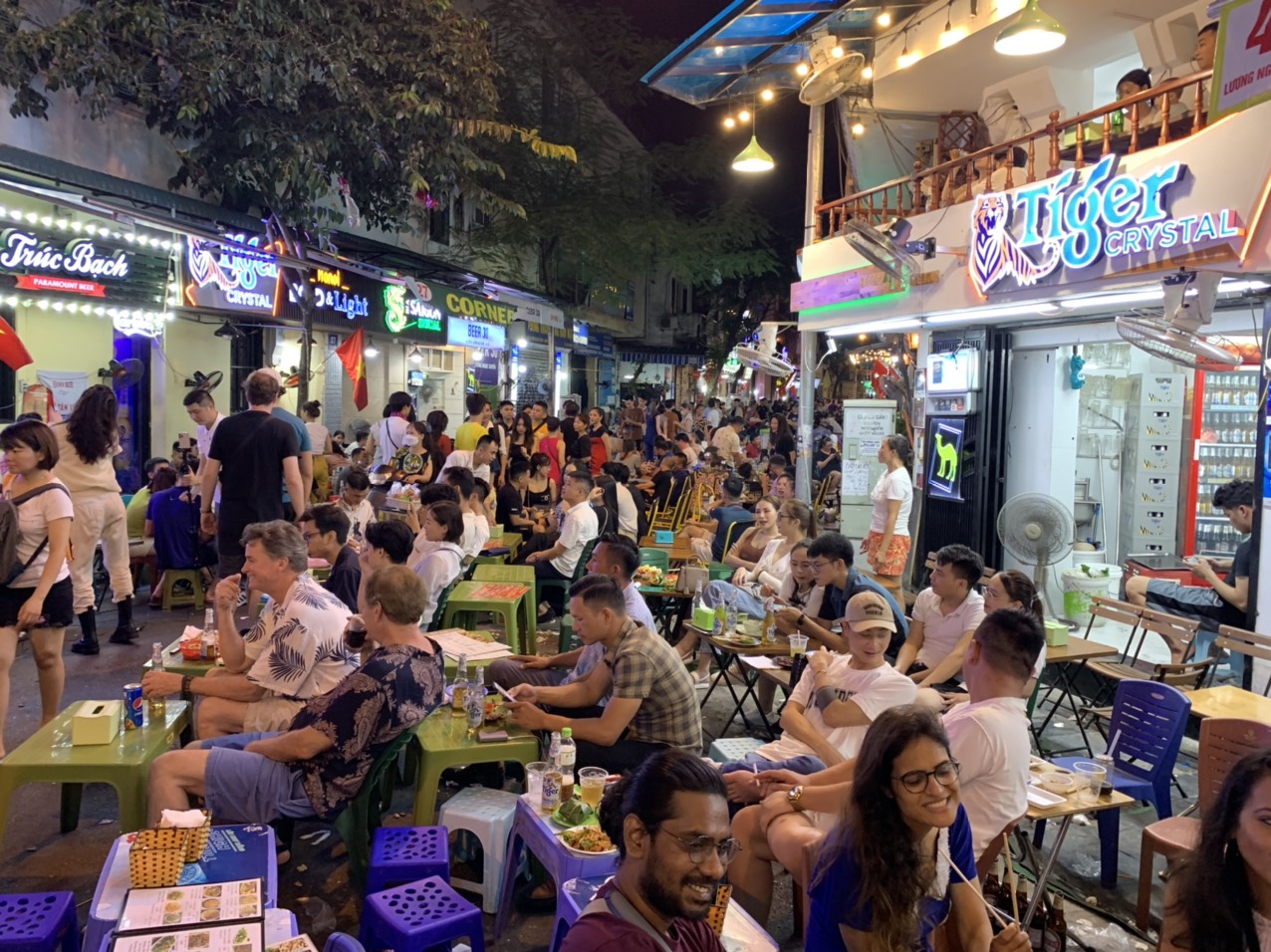 Ở khu vực phố Tạ Hiện, người d&acirc;n đ&atilde; quen với cảnh h&agrave;ng qu&aacute;n tr&agrave;n ra l&ograve;ng đường. Năm nay, kh&aacute;ch quốc tế đ&atilde; quay trở lại mỗi ng&agrave;y một đ&ocirc;ng hơn ở phố cổ H&agrave; Nội. Tuyến phố n&agrave;y cũng thường xuy&ecirc;n 