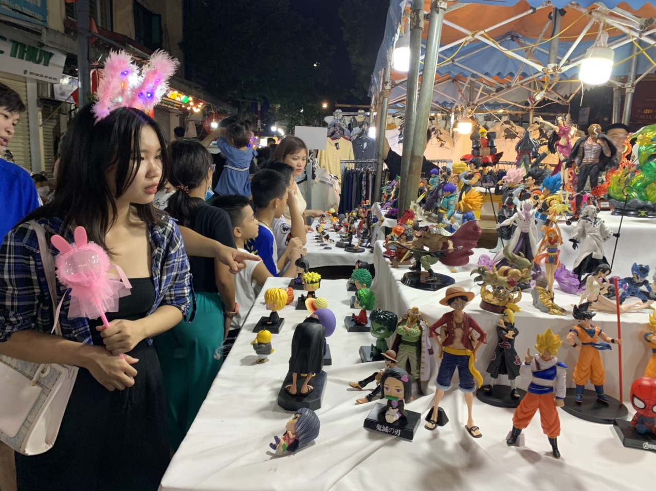 C&aacute;c gian h&agrave;ng b&aacute;n đồ chơi m&ocirc; h&igrave;nh, v&ograve;ng, kiếm đồ chơi ph&aacute;t s&aacute;ng... kiếm bộn tiền từ trẻ nhỏ, thanh thiếu ni&ecirc;n.
