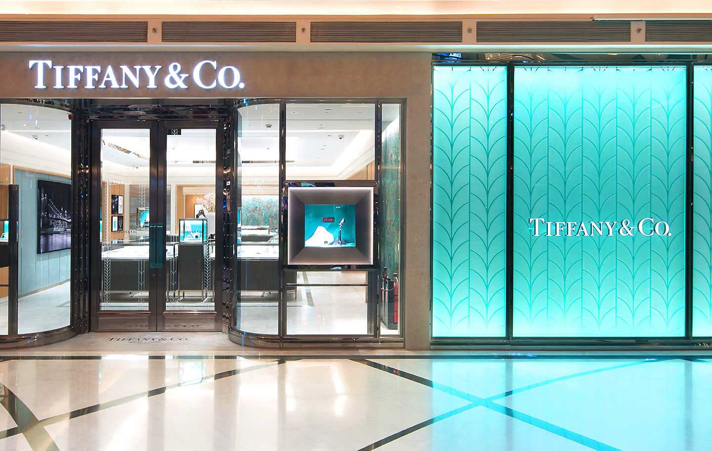 CEO Alessandro Bogliolo rời khỏi c&ocirc;ng ty khi thương vụ tập đo&agrave;n xa xỉ Ph&aacute;p LVMH mua lại Tiffany được ho&agrave;n tất.