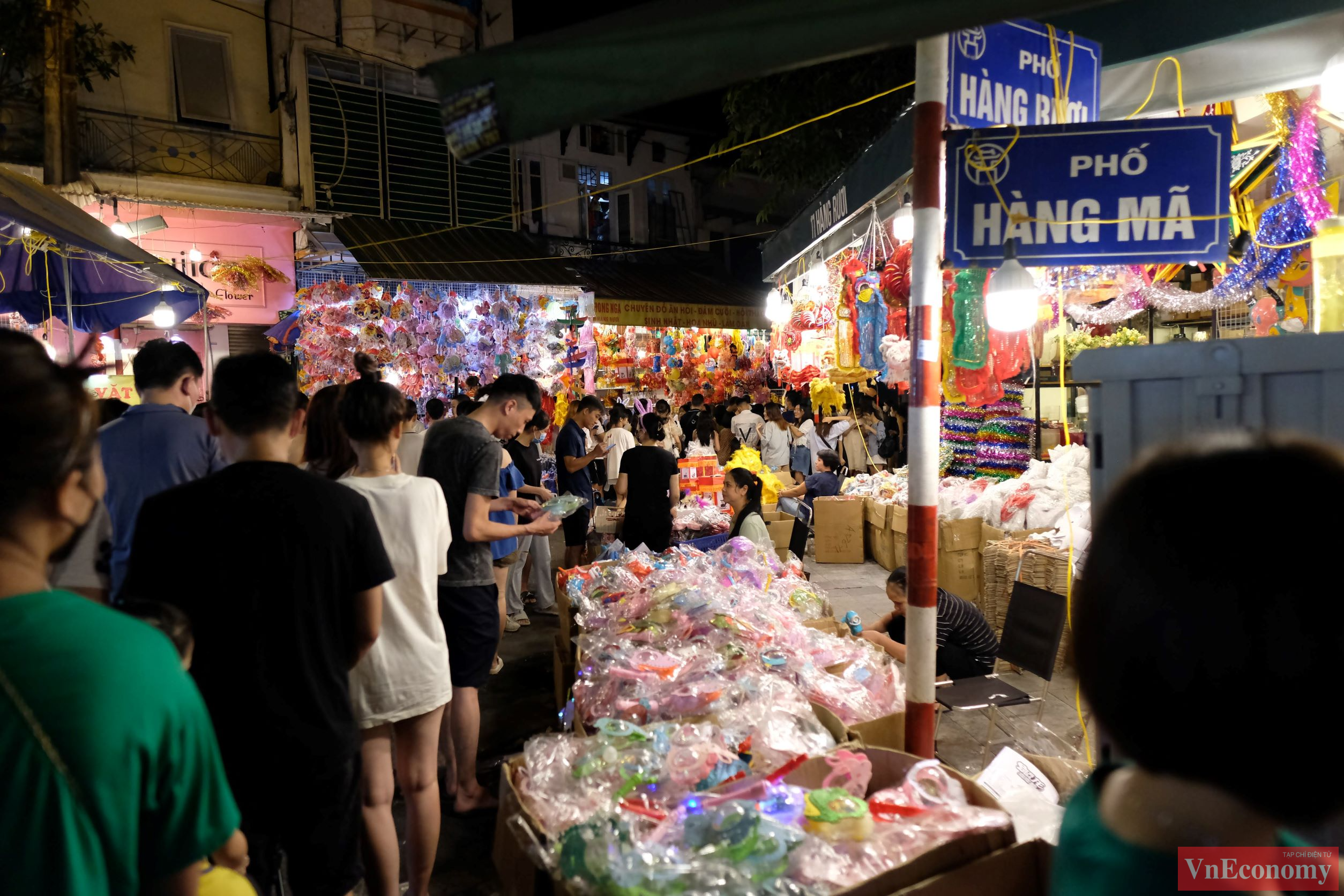 Vẻ đẹp lung linh của H&agrave;ng M&atilde; những ng&agrave;y cận kề Trung thu đ&atilde; trở th&agrave;nh n&eacute;t đẹp đặc trưng ri&ecirc;ng của phố cổ, l&agrave; điểm đến quen thuộc của người d&acirc;n thủ đ&ocirc; cũng như du kh&aacute;ch mỗi dịp rằm th&aacute;ng T&aacute;m.