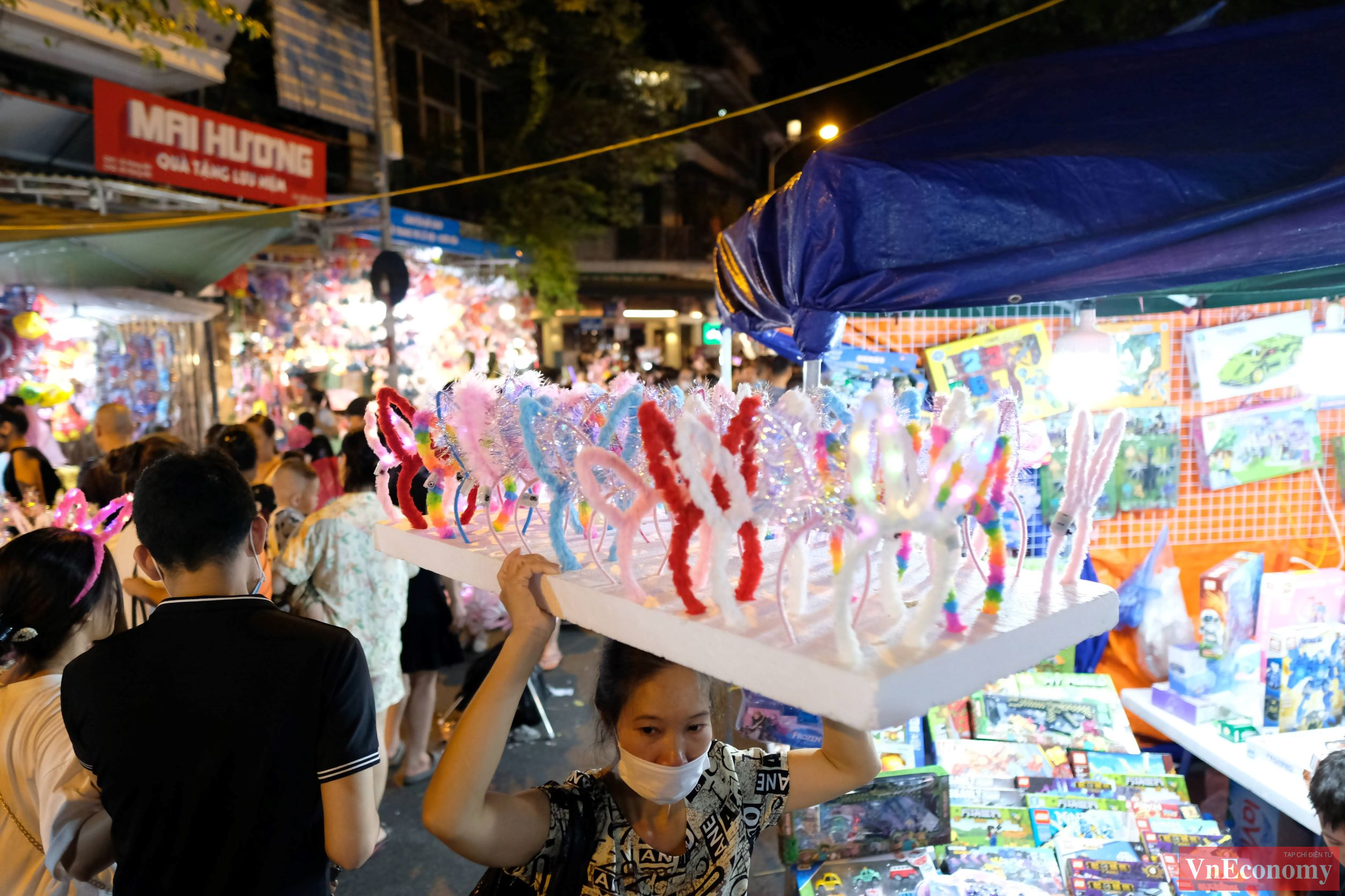 C&aacute;c mặt h&agrave;ng phục vụ tết Trung thu đ&atilde; được b&agrave;y ra với đủ mọi kiểu d&aacute;ng, k&iacute;ch cỡ để người mua lựa chọn, gi&aacute; cả kh&ocirc;ng c&oacute; nhiều biến động so với năm ngo&aacute;i.