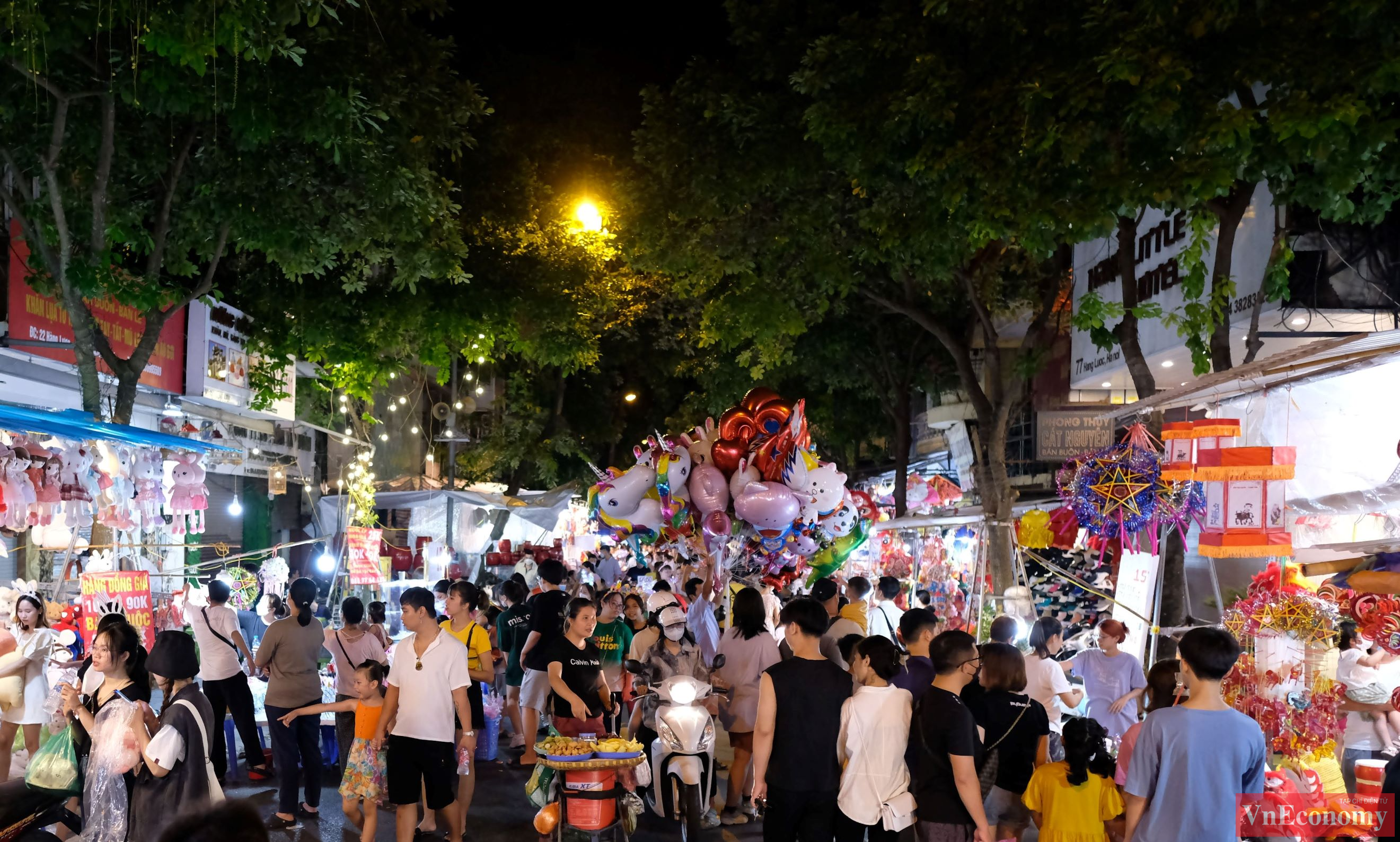 D&ugrave; đ&ecirc;m đ&atilde; về khuya nhưng&nbsp;biển người 