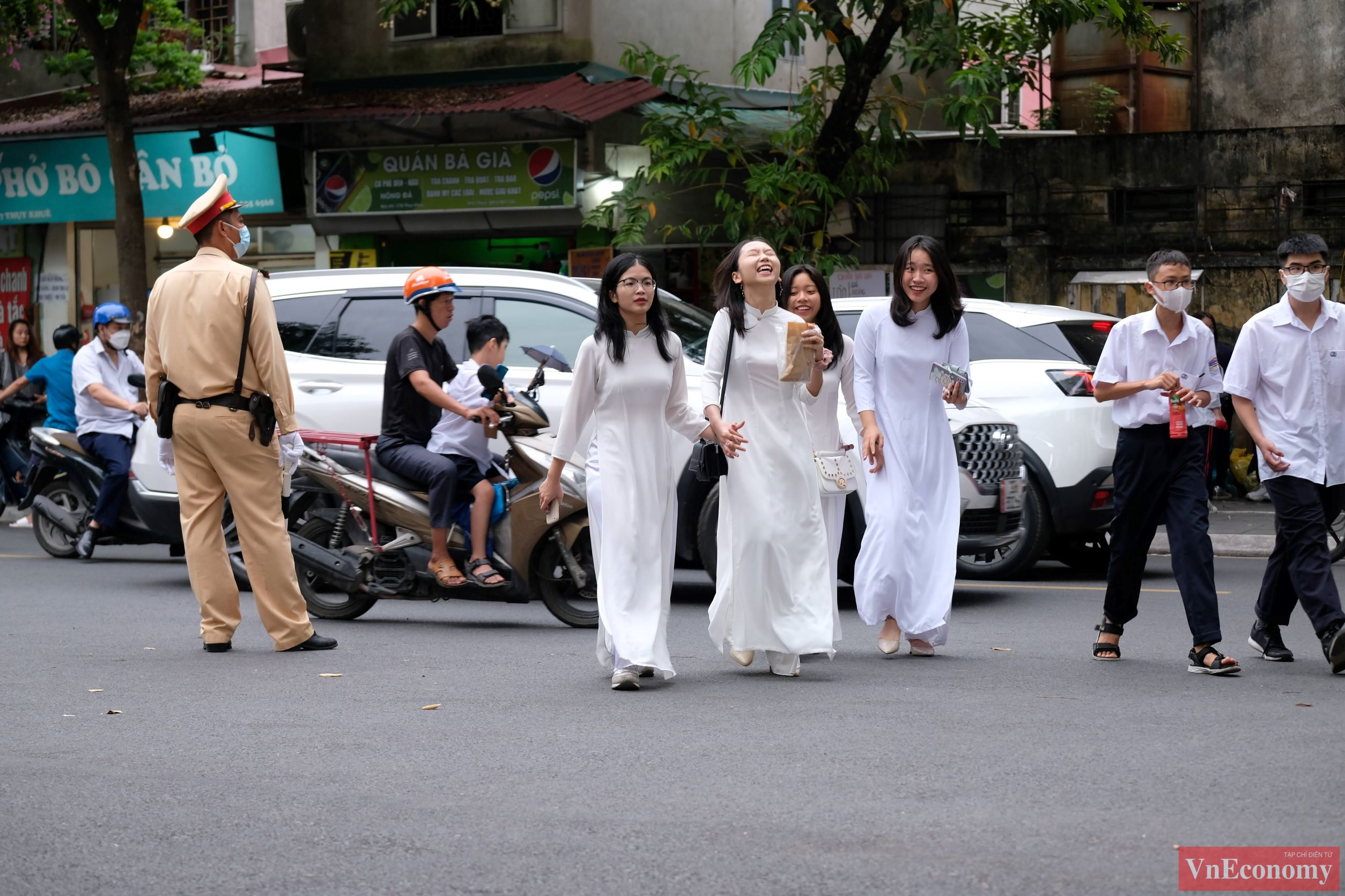 Ngay từ s&aacute;ng sớm, những con phố trở n&ecirc;n nhộp nhịp hơn nhờ c&oacute; bước ch&acirc;n của h&agrave;ng triệu học sinh vui tới trường.