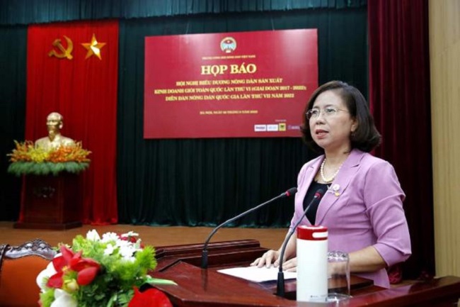B&agrave; B&ugrave;i Thị Thơm trả lời tại buổi họp b&aacute;o.