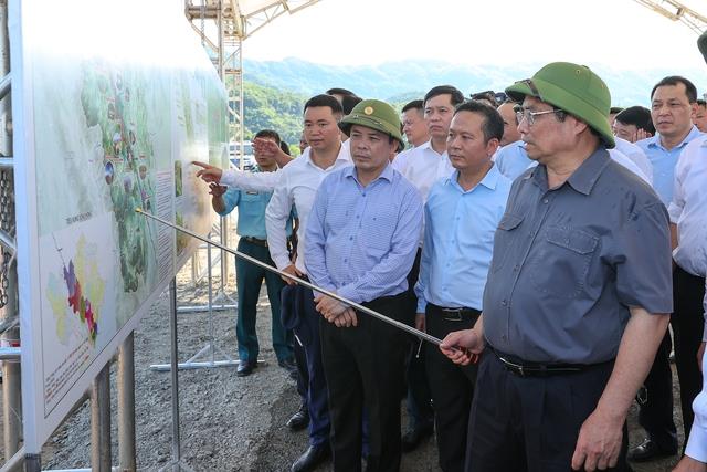 Thủ tướng Phạm Minh Ch&iacute;nh khảo s&aacute;t, kiểm tra tiến độ dự &aacute;n cảng h&agrave;ng kh&ocirc;ng Sa Pa.