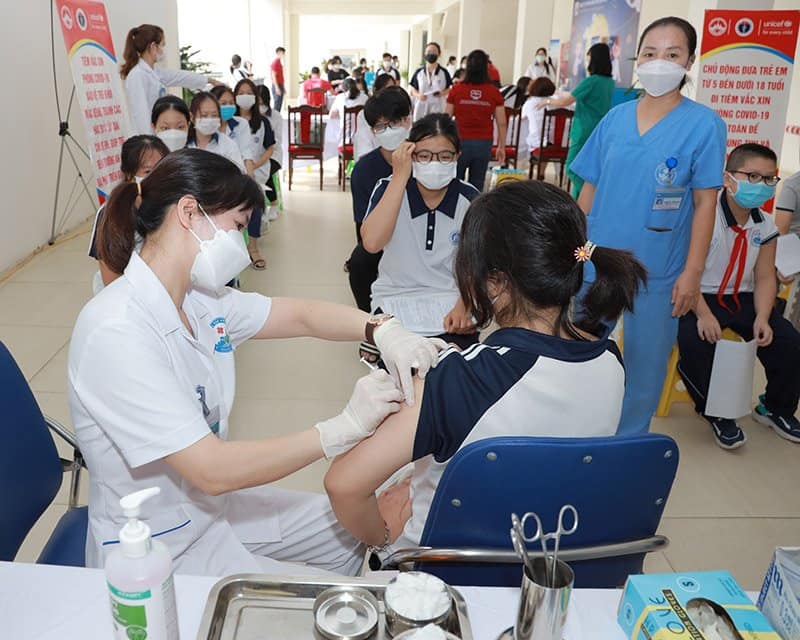 Tiêm vaccine Covid-19 để trẻ được đến trường an toàn