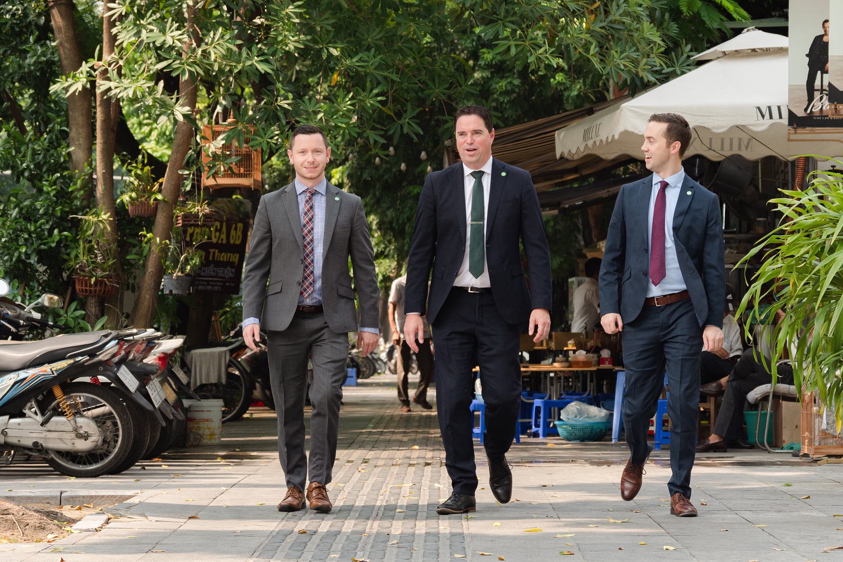Bộ Trưởng&nbsp;Martin Heydon (ở giữa) c&ugrave;ng c&aacute;c quan chức đo&agrave;n Pg88ok ưu đãi hấp dẫn&nbsp;Ireland tr&ecirc;n đường phố H&agrave; Nội.