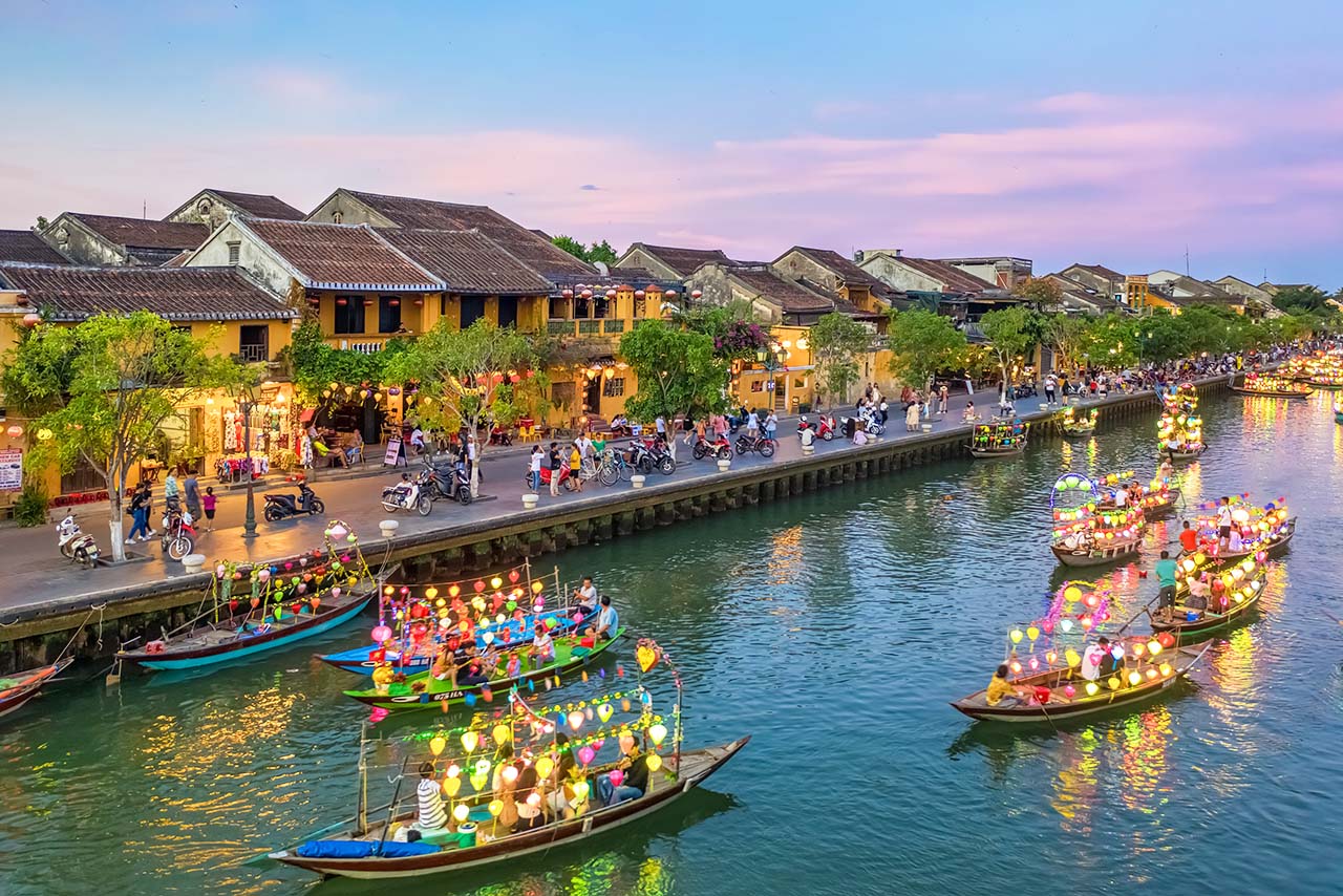 Du kh&aacute;ch c&oacute; thể đi dạo quanh phố cổ Hội An, ngắm nh&igrave;n những chiếc đ&egrave;n lồng đầy m&agrave;u sắc, hay mua sắm những bộ trang phục may đo với gi&aacute; dưới 30 USD.