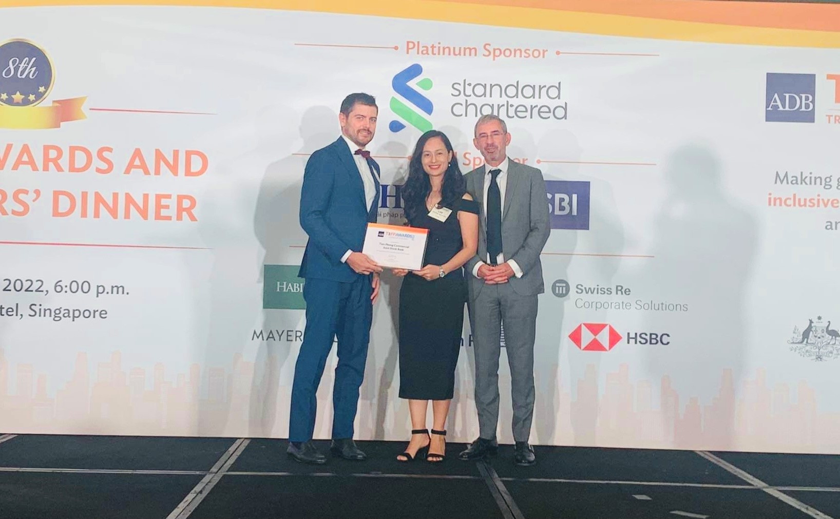 Bà Nguyễn Lan Hương - Phó Giám đốc Khối Pg88 com chính chủ 6Pg88.con độc quyền mỗi ngày TPBank (giữa) tại Lễ trao giải.