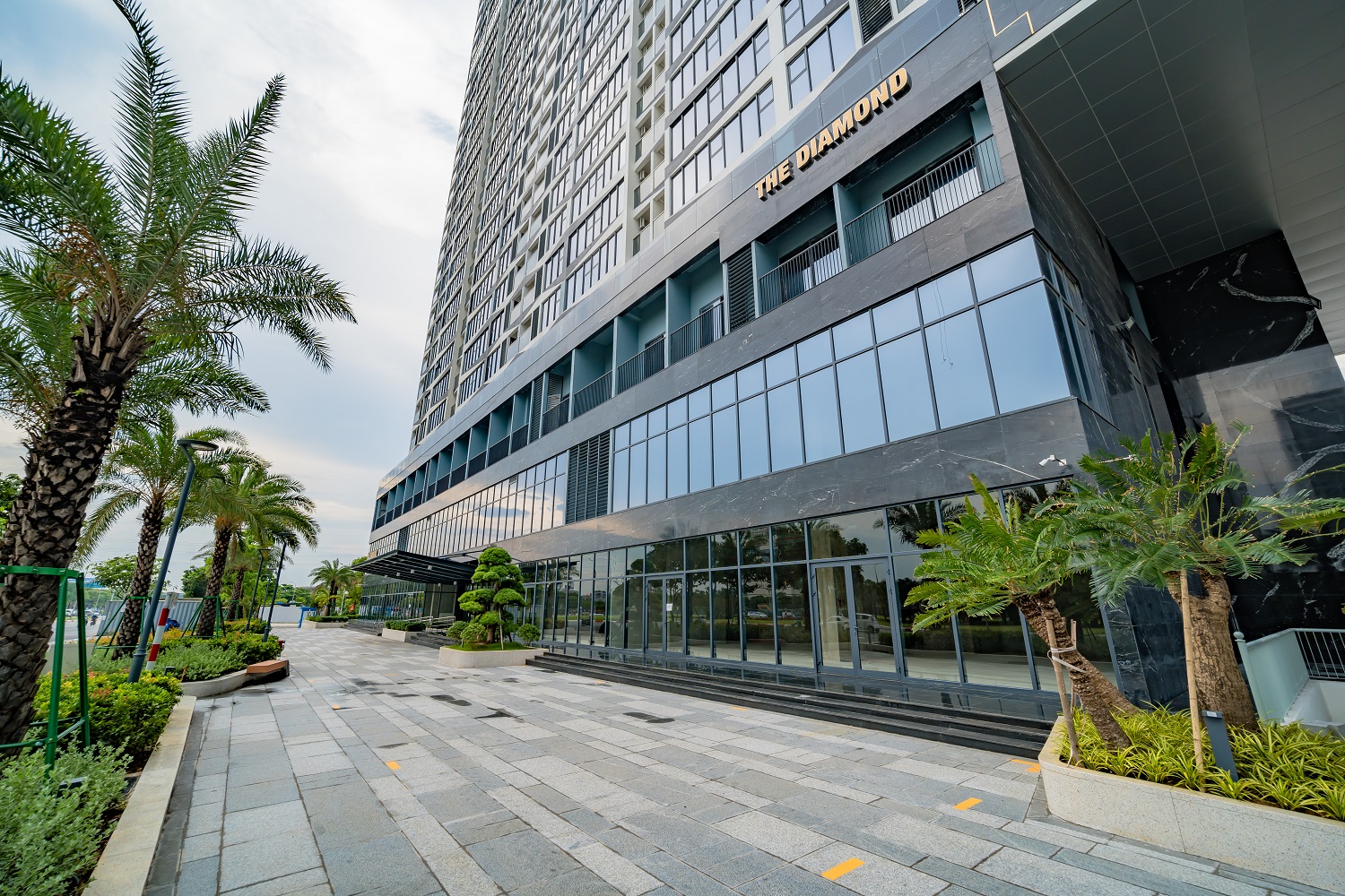 Shophouse khối đế The Matrix One sở hữu mặt tiền th&ocirc;ng tho&aacute;ng tại đường L&ecirc; Quang Đạo.