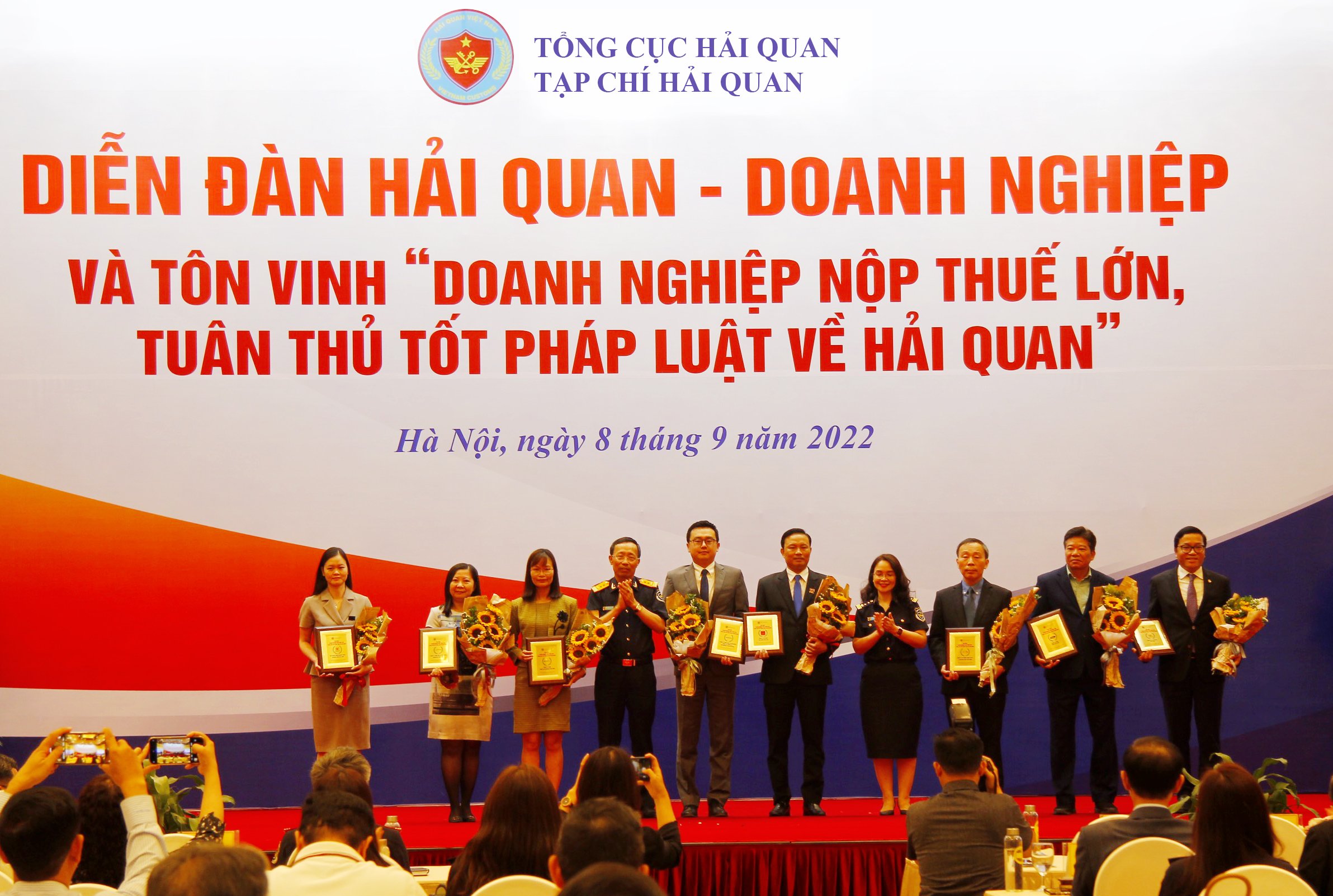 Tổng cục trưởng Tổng cục Hải quan Nguyễn Văn Cẩn v&agrave; Tổng bi&ecirc;n tập Tạp ch&iacute; Hải quan đ&atilde; trao Kỷ niệm chương v&agrave; hoa cho đại diện 9 PG88 Link Dễ Nhớ Pg88.com được t&ocirc;n vinh.