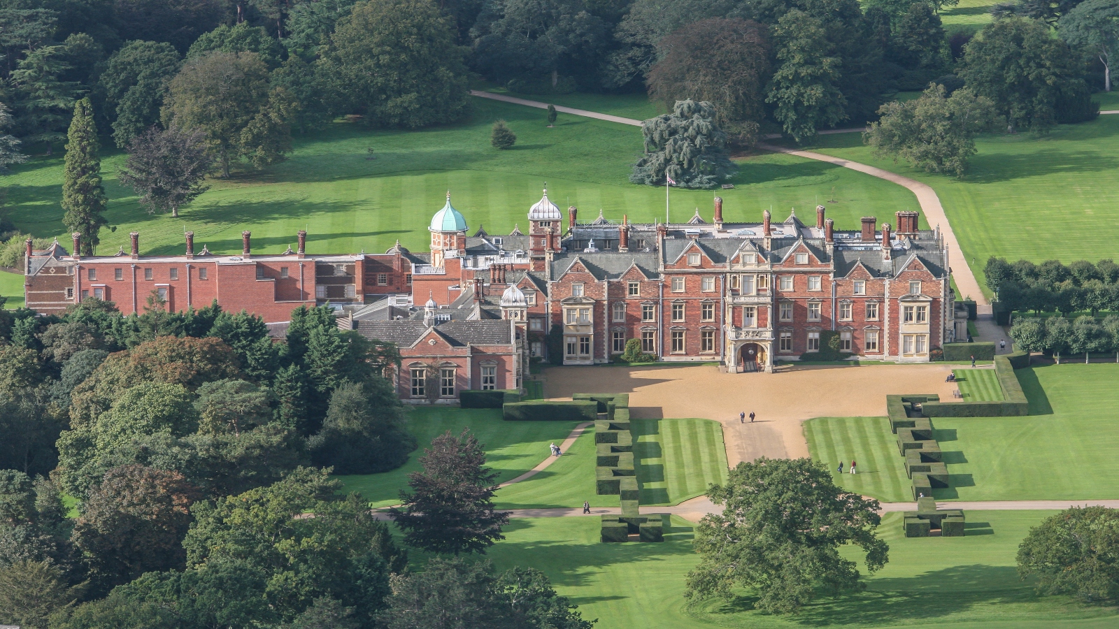 Tọa lạc tại Norfolk, khu bất động sản Sandringham nằm tr&ecirc;n một khu đất rộng 20.000 mẫu Anh trong thị trấn King's Lynn - chỉ c&aacute;ch London ba giờ l&aacute;i xe.&nbsp;