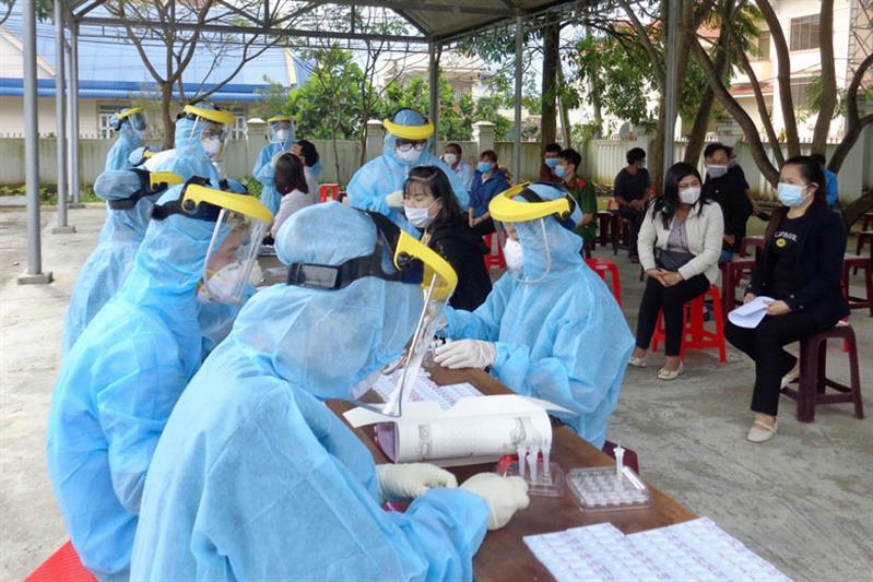 Không lợi dụng dịch bệnh để tăng giá dịch vụ xét nghiệm Covid-19