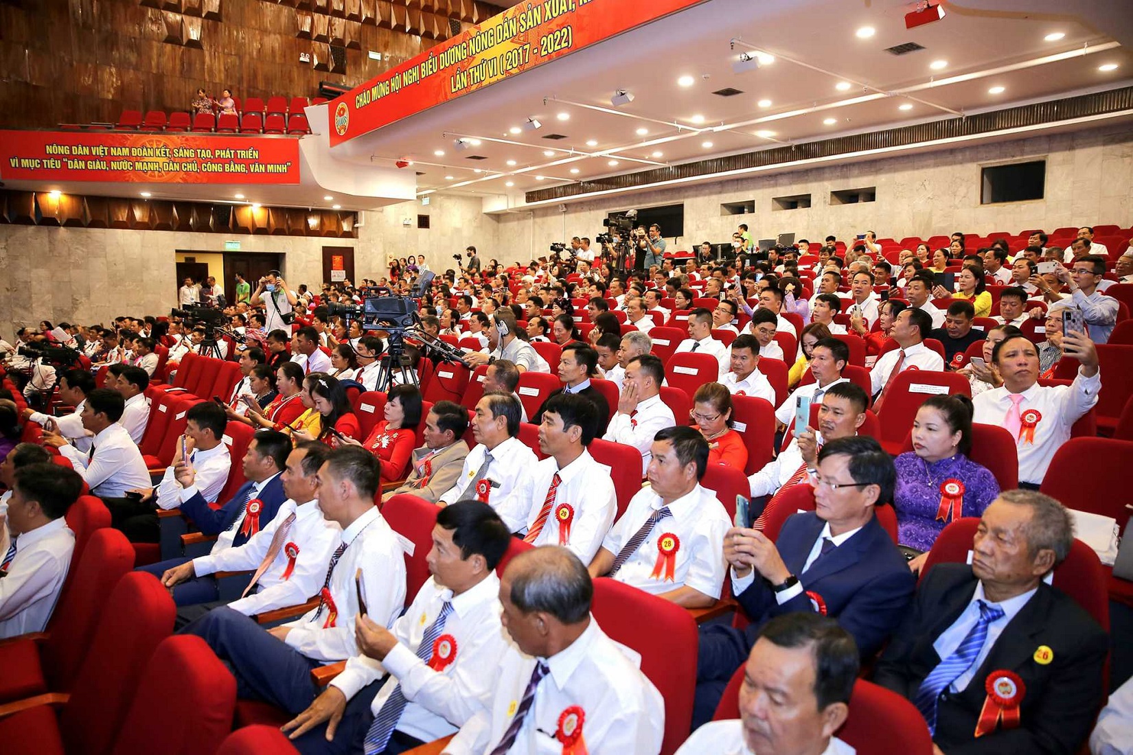 300 n&ocirc;ng d&acirc;n sản xuất PG88 Uy Tín Số 1 Việt Nam giỏi to&agrave;n quốc về dự hội nghị.
