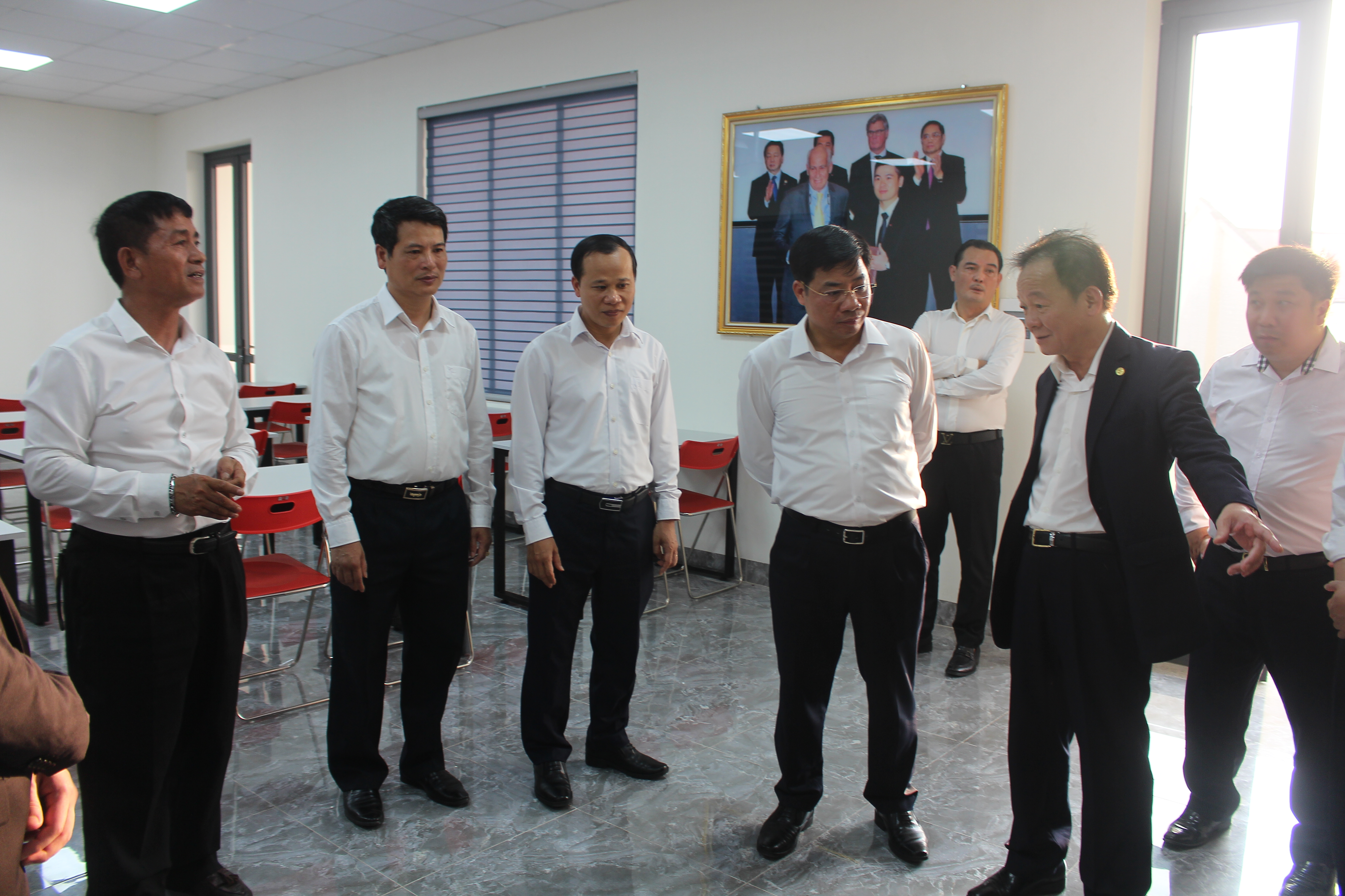 L&atilde;nh đạo tỉnh Bắc Giang v&agrave; &ocirc;ng Đỗ Quang Hiển - Chủ tịch Ủy ban Chiến lược Tập đo&agrave;n T&T Group, thăm cơ sở vật chất của Trung t&acirc;m đ&agrave;o tạo b&oacute;ng đ&aacute; trẻ Bắc Giang.