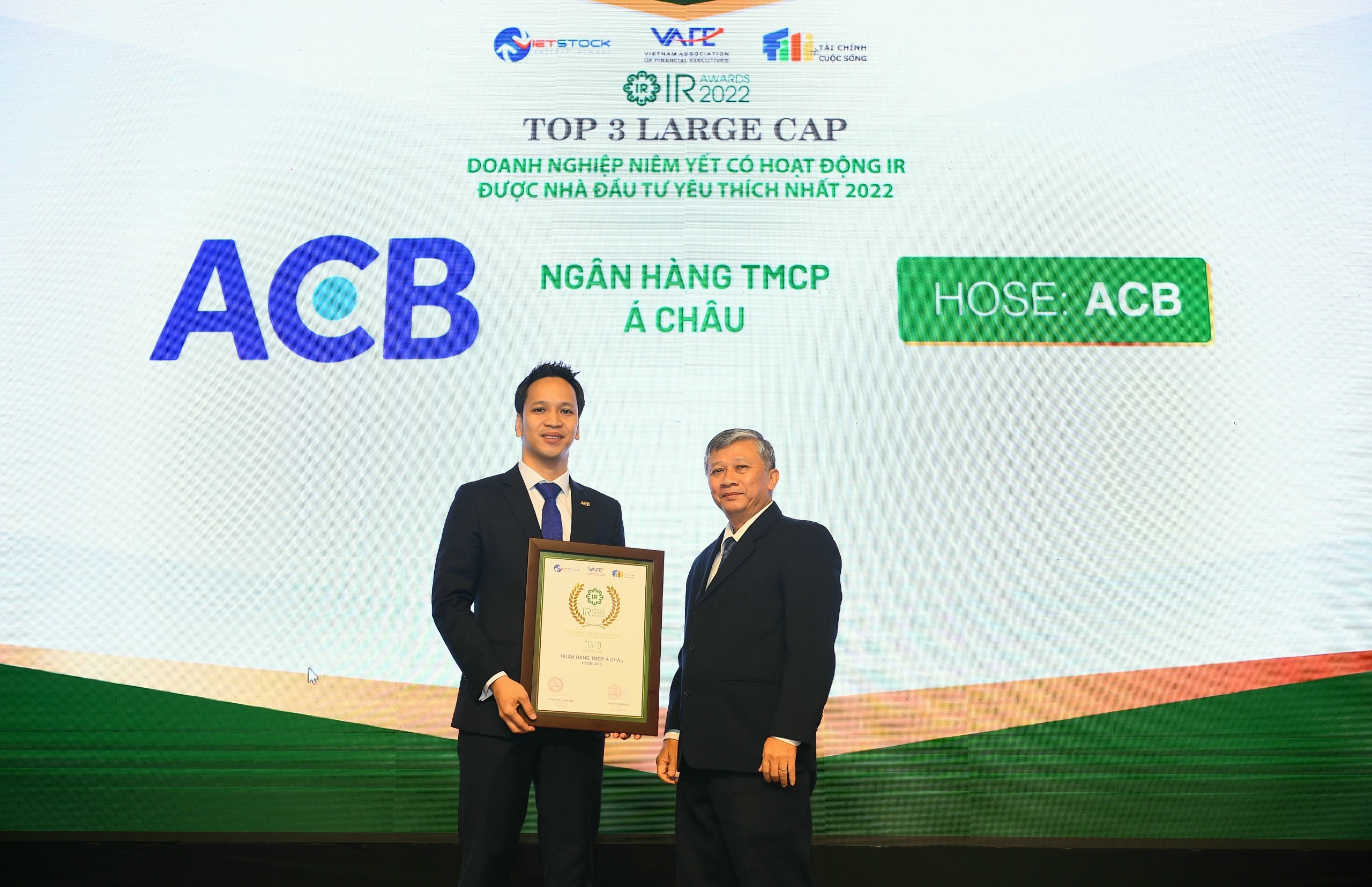 Đại diện ACB nhận giải“6Pg88.con độc quyền mỗi ngày niêm yết có hoạt động quan hệ nhà đầu tư (IR) tốt nhất năm 2022”.