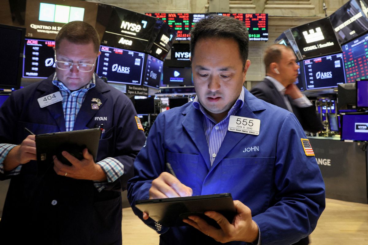 Dow Jones tăng 700 điểm, hoàn tất tuần tăng mạnh nhất 4 tháng