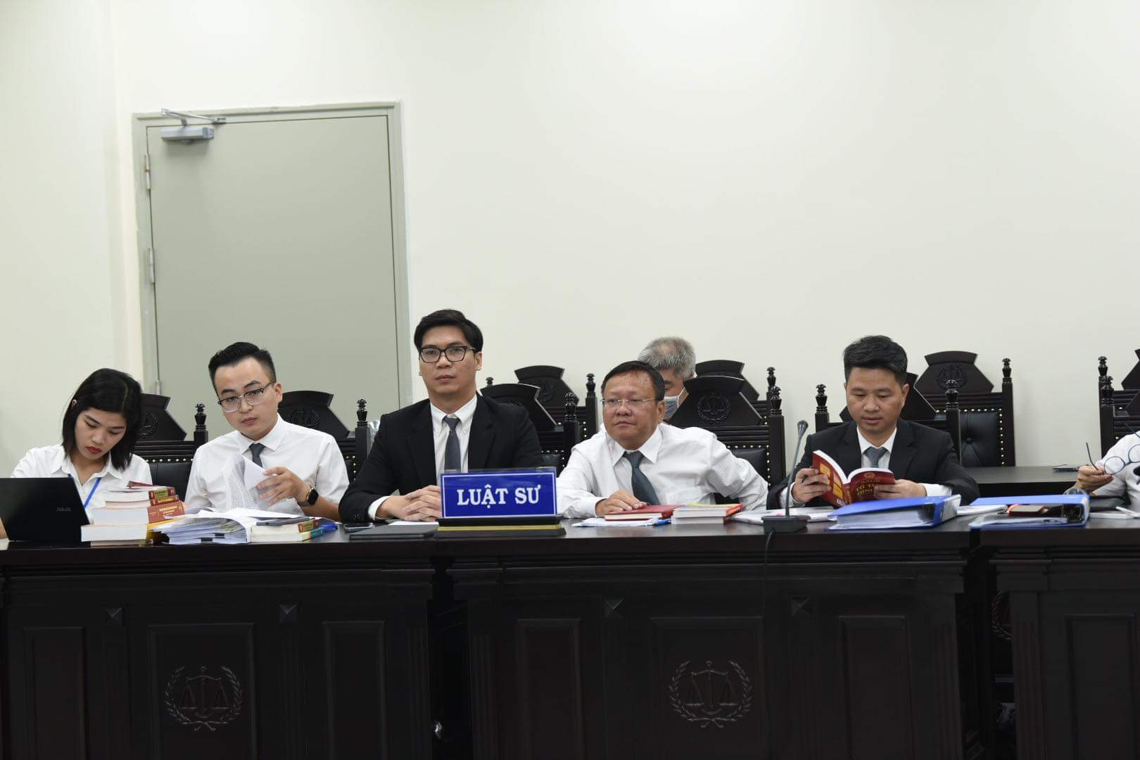 C&aacute;c luật sư tham gia b&agrave;o chữa cho c&aacute;c bị c&aacute;o.