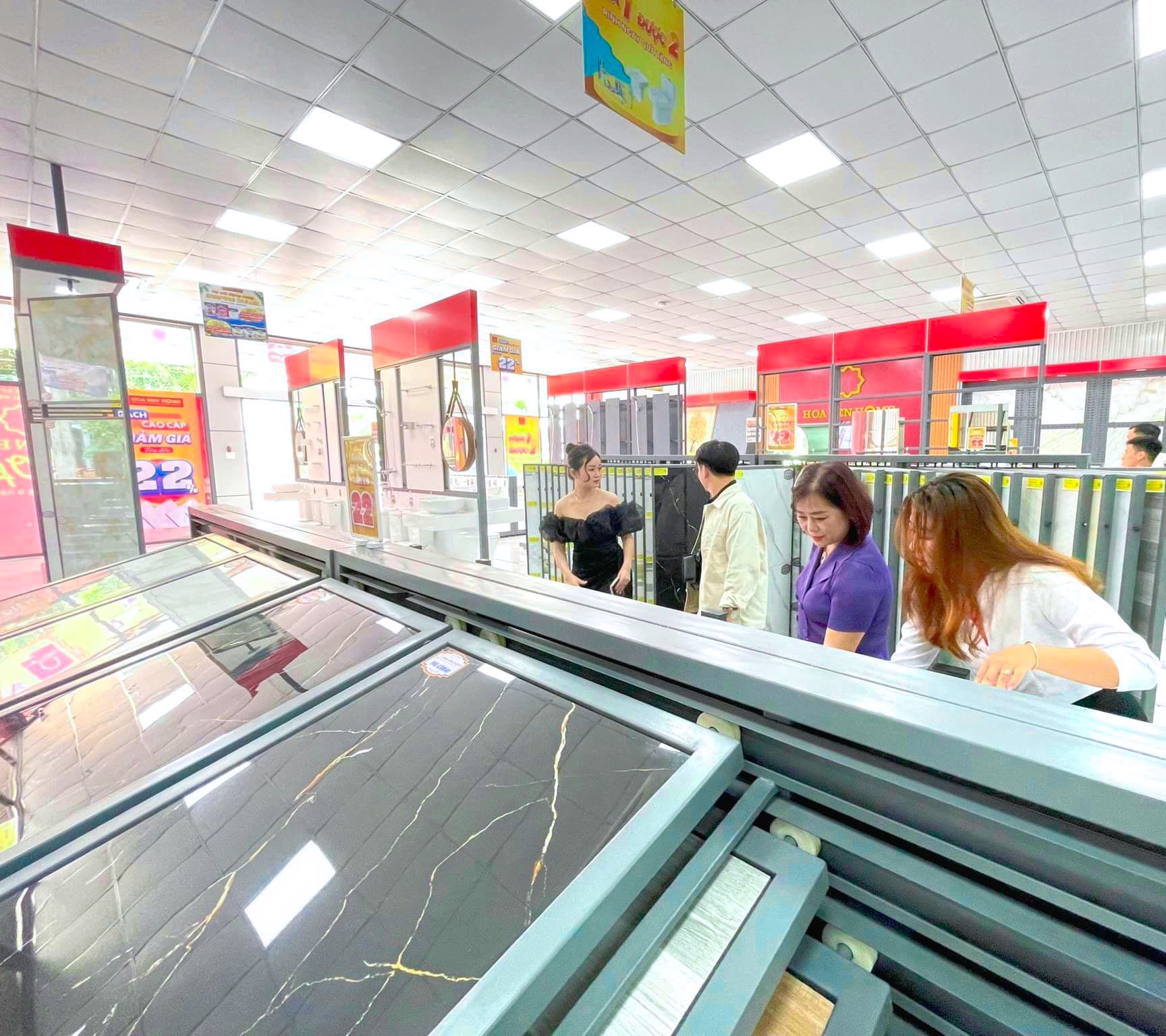Kh&aacute;ch h&agrave;ng tham quan v&agrave; mua sắm tại si&ecirc;u thị.