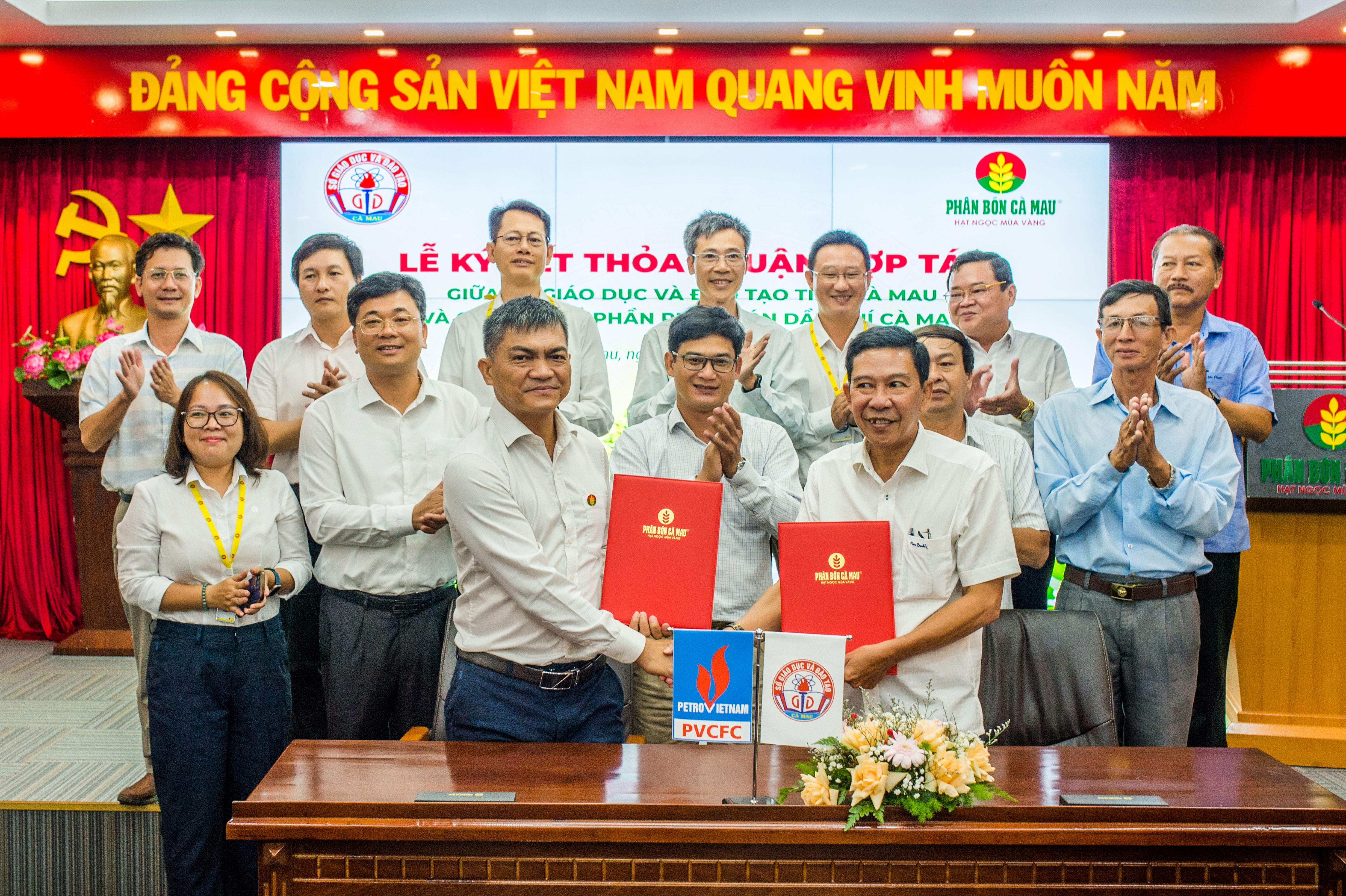 Tham dự sự kiện quan trọng này, về phía Sở GĐ-ĐT Cà Mau có ông Nguyễn Thanh Luận - Giámđốc Sở GD-ĐT tỉnh Cà Mau cũng các thầy cô là hiệu trưởng các trường THPT trên địa bàn tỉnh. Đạidiện PVCFC tham dự lễ ký kết có ông Trần Ngọc Nguyên - Chủ tịch HĐQT, ông Văn Tiến Thanh –Tổng Giám đốc, ông Nguyễn Đức Hạnh - Ủy viên HĐQT cùng lãnh đạo các phòng ban,phân/xưởng.