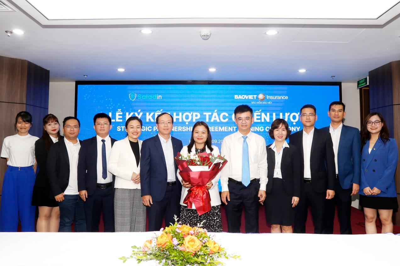 Ban l&atilde;nh đạo v&agrave; quản l&yacute; của Saladin v&agrave; Bảo hiểm Bảo Việt chụp ảnh lưu niệm tại lễ k&yacute; kết.