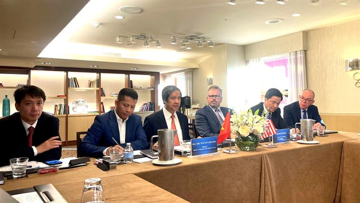 Bộ trưởng Nguyễn Kim Sơn trao đổi tại buổi Pg88hi Thể Thao, Bóng Đá, Casino, Nổ Hũ, Xổ Số với lãnh đạo Tập đoàn Certiport.