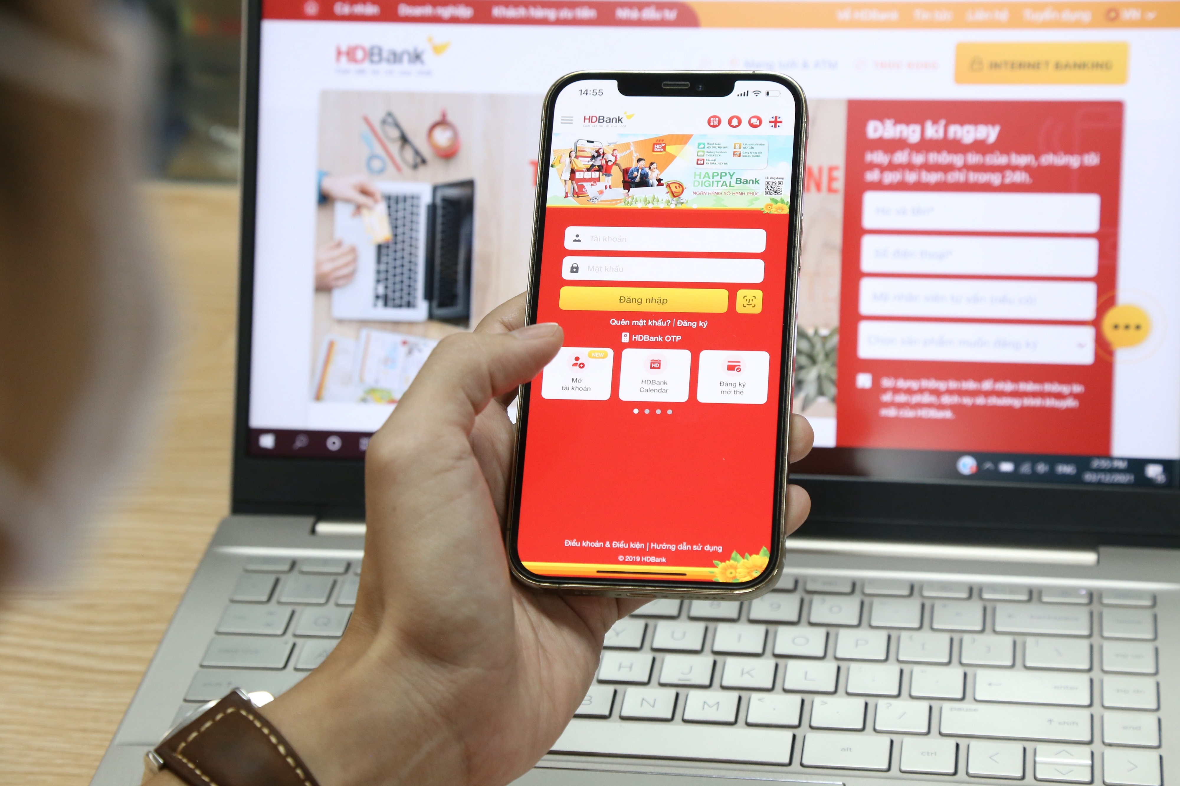 Kh&aacute;ch h&agrave;ng của HDBank dễ d&agrave;ng mua ngoại tệ mặt ngay tr&ecirc;n Internet Banking v&agrave; nhận tiền tại địa điểm thuận tiện nhất.