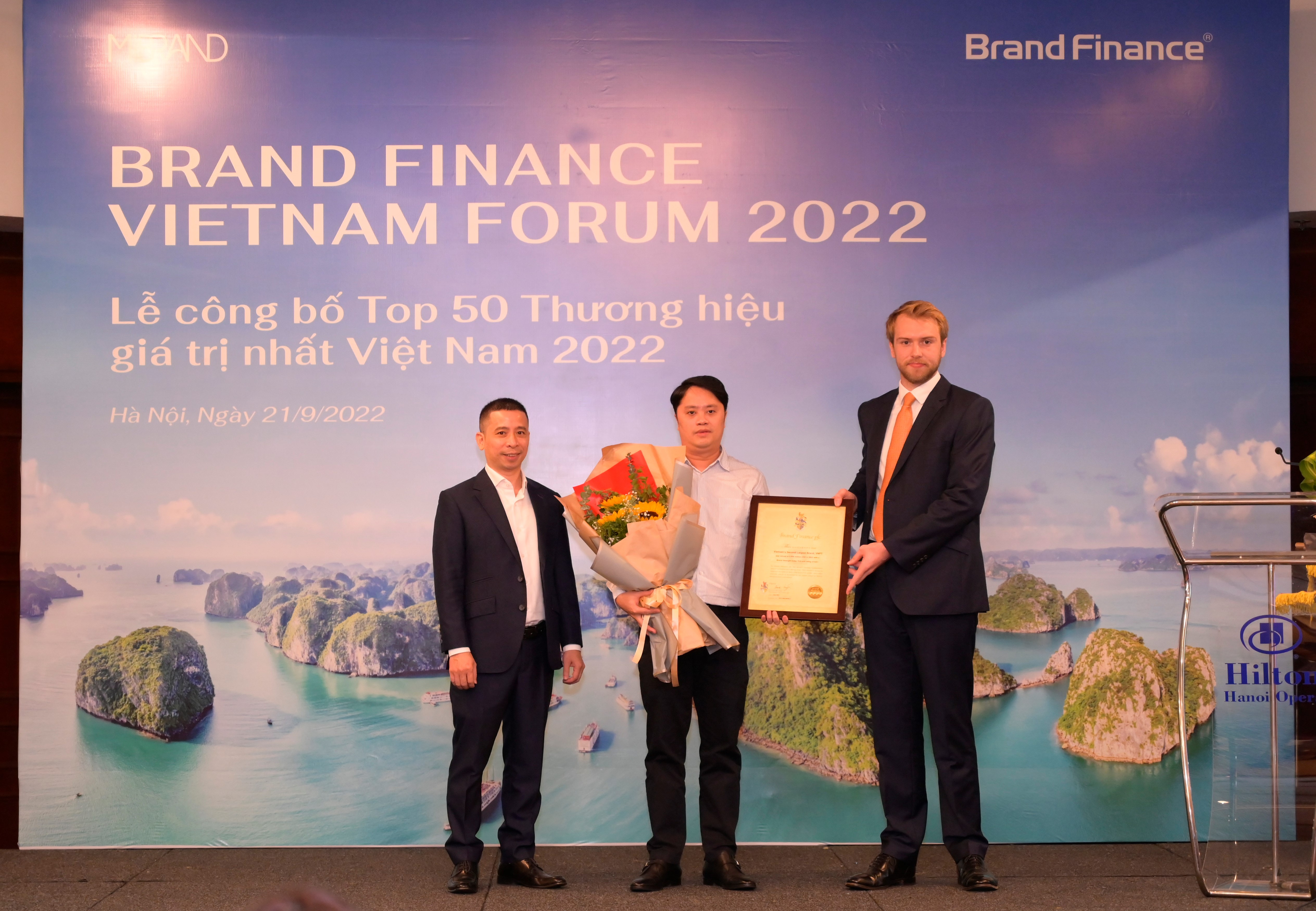 Đại diện Tập đoàn VNPT nhận giấy Chứng nhận giá trị thương hiệu.