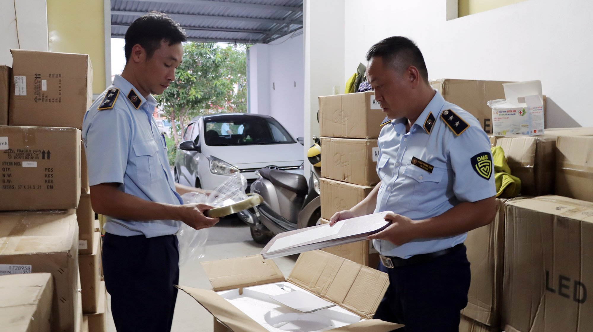 Lực lượng chức năng kiểm tra cơ sở của "Vua đèn" 