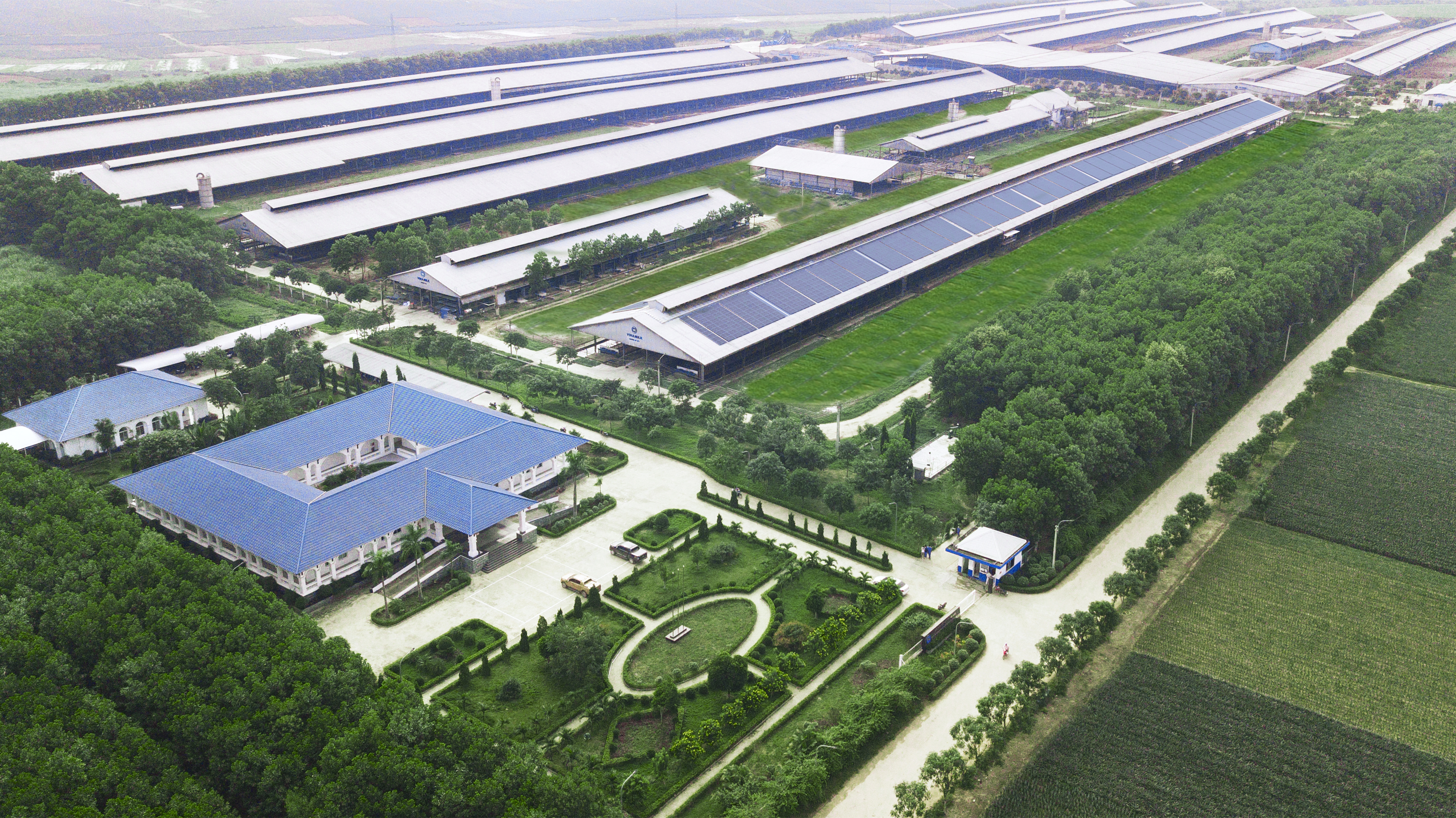 Ph&aacute;t triển bền vững đ&atilde; được Vinamilk đưa v&agrave;o chiến lược trọng yếu, thể hiện trong việc Vinamilk đ&atilde; mở rộng v&agrave; x&acirc;y dựng mới hệ thống trang trại b&ograve; sữa c&ocirc;ng nghệ cao trong suốt gần 20 năm qua.