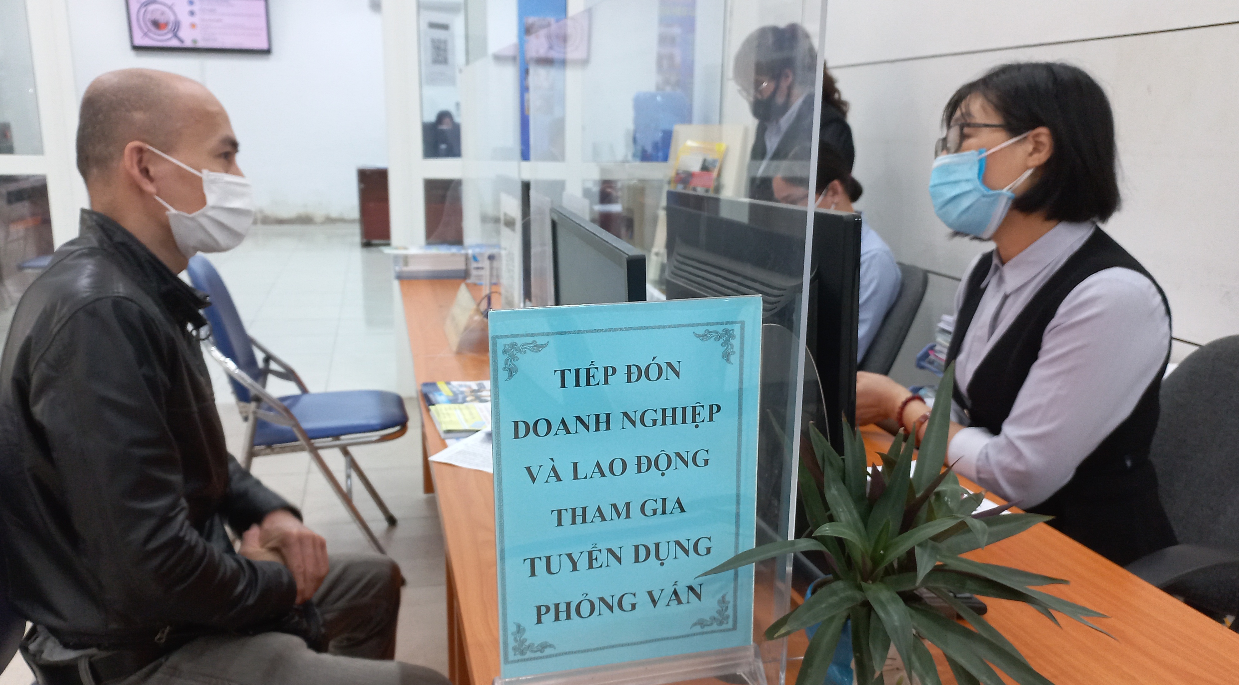 Người lao động được tư vấn giới thiệu việc làm tại sàn việc làm Hà Nội. Ảnh - N.Dương. 