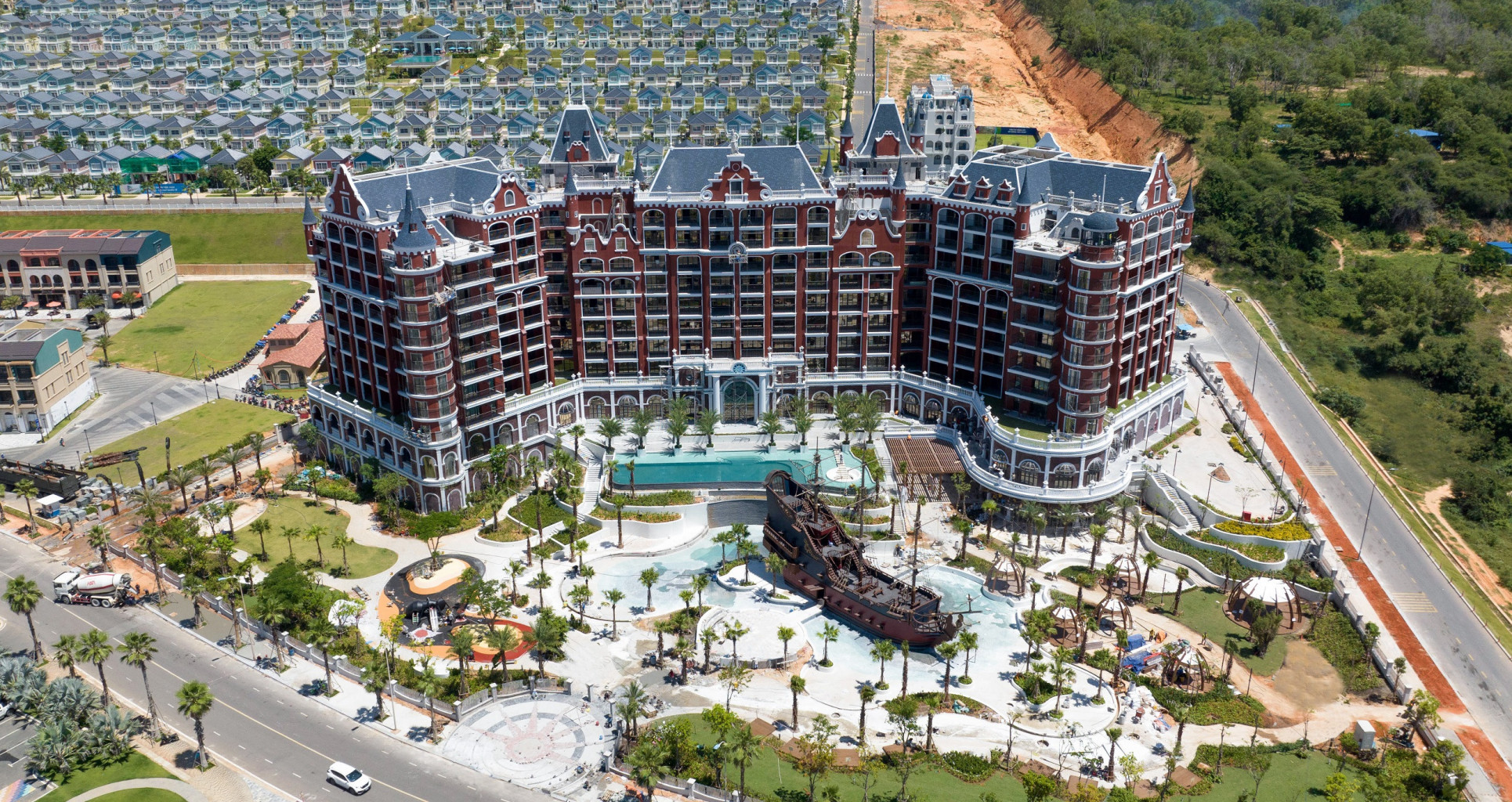 Những tiện &iacute;ch đẳng cấp như kh&aacute;ch sạn ti&ecirc;u chuẩn 5 sao Movenpick Resort Phan Thiet hay cụm s&acirc;n golf PGA 36 hố đ&atilde; đưa v&agrave;o vận h&agrave;nh.