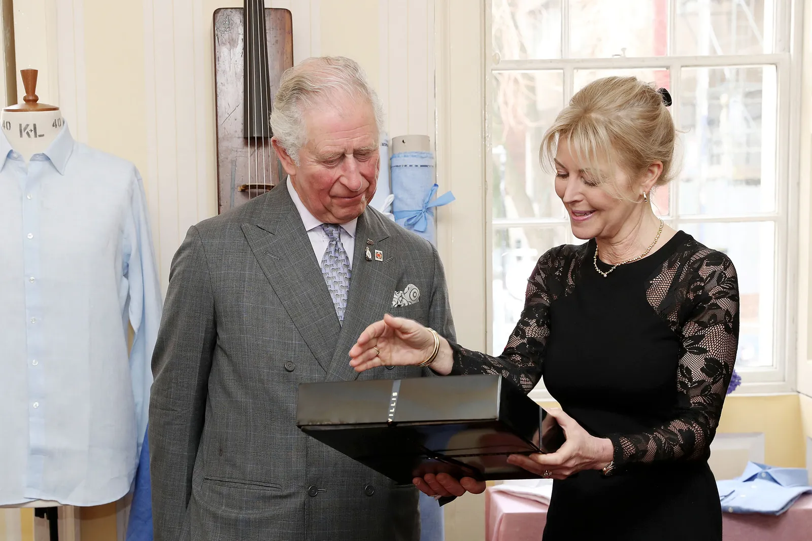 Vua Charles III đến thăm thương hiệu&nbsp;Emma Willis khi &ocirc;ng c&ograve;n l&agrave; Th&aacute;i tử.