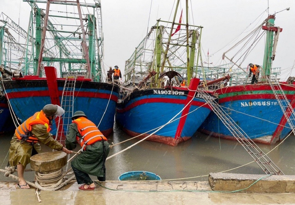 Lực lượng chức năng giúp các chủ tàu cá neo đậu, chằng chống tàu thuyền