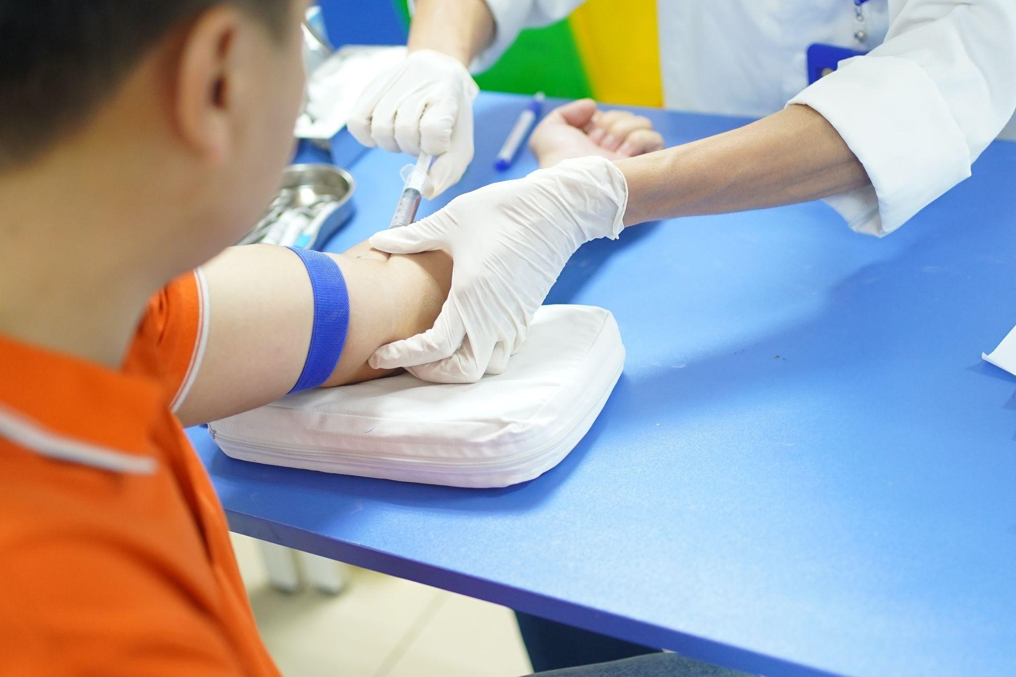 Bước 2: Lấy mẫu x&eacute;t nghiệm gồm mẫu m&aacute;u v&agrave; nước tiểu.