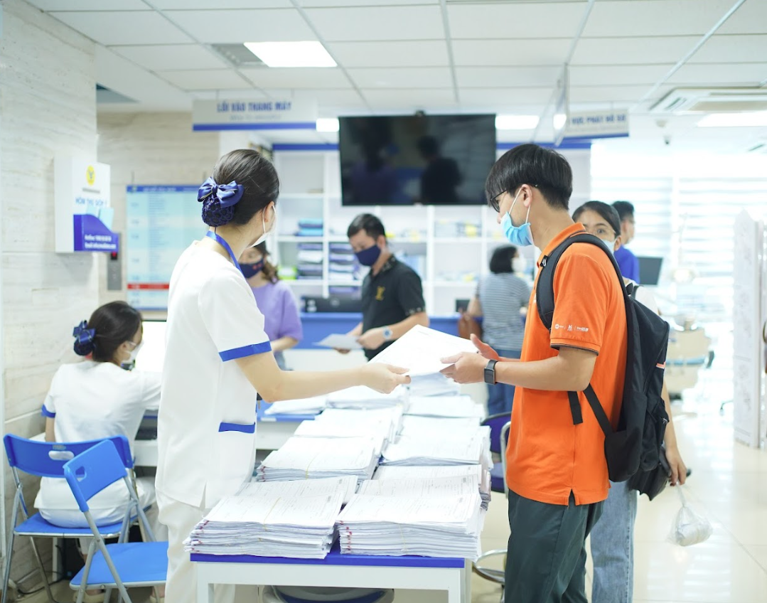 Từ s&aacute;ng sớm, đ&ocirc;ng đảo CBNV của C&ocirc;ng ty Cổ phần Viễn th&ocirc;ng FPT đ&atilde; c&oacute; mặt tại Ph&ograve;ng Kh&aacute;m Đa khoa MEDLATEC cơ sở 99 Tr&iacute;ch S&agrave;i (T&acirc;y Hồ) để kh&aacute;m sức khỏe.&nbsp;Mọi người được tiếp đ&oacute;n, chỉ dẫn nhiệt t&igrave;nh trước khi lấy hồ sơ v&agrave; bắt đầu quy tr&igrave;nh thăm kh&aacute;m.