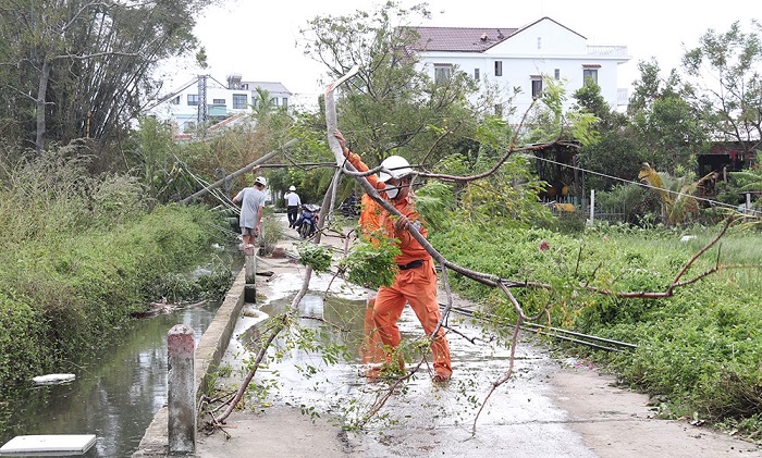 Tập trung khắc phục sự cố điện do ảnh hưởng của b&atilde;o.