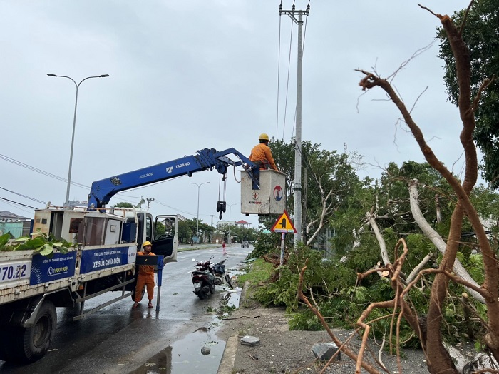 Xử l&yacute; sự cố điện sau b&atilde;o số 4.