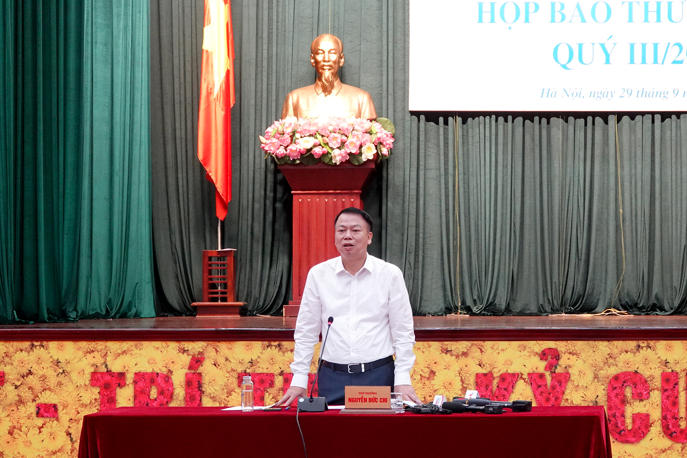 Thứ trưởng Bộ T&agrave;i ch&iacute;nh Nguyễn Đức Chi chủ tr&igrave; buổi họp b&aacute;o.