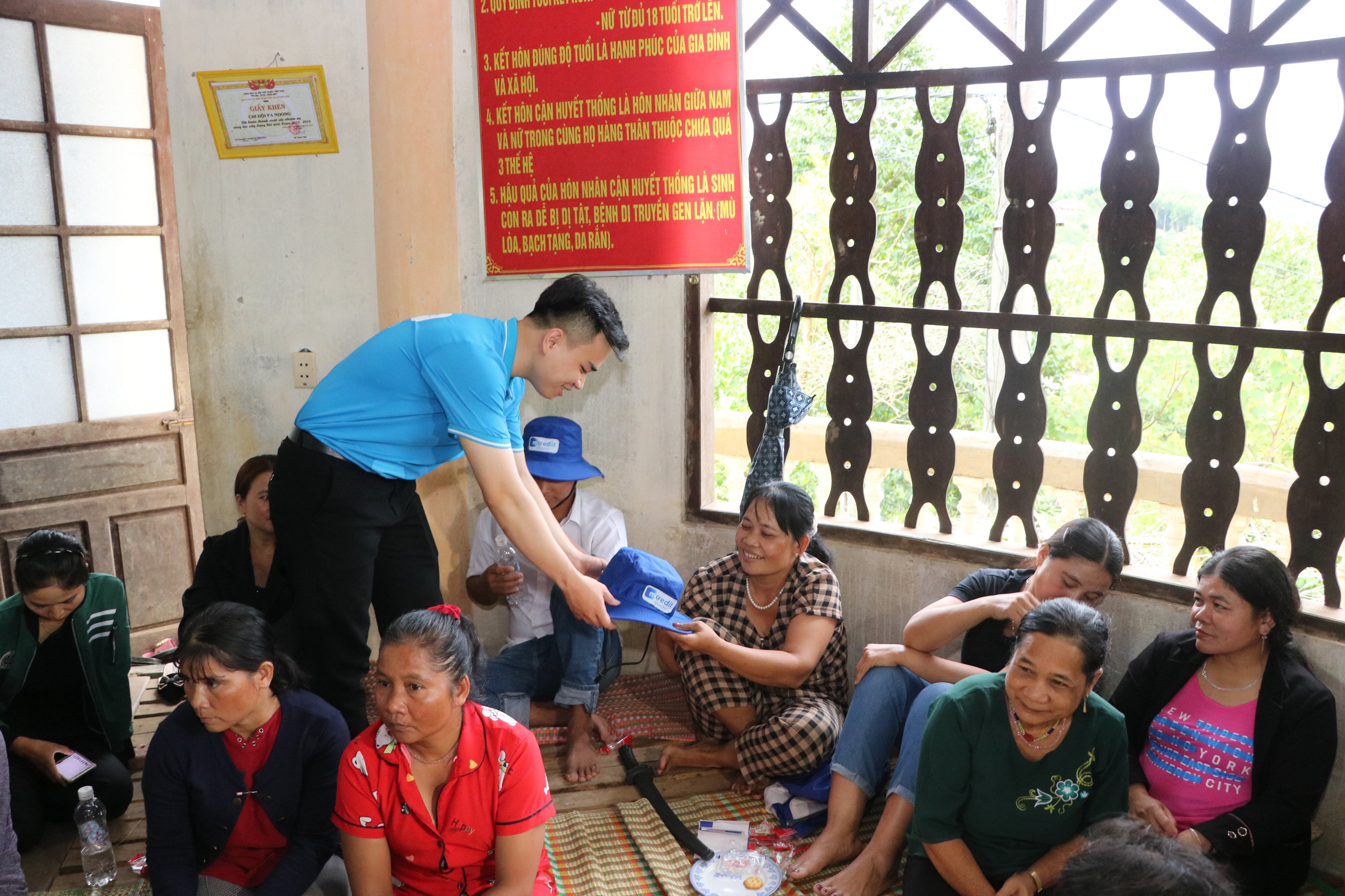 C&aacute;n bộ t&iacute;n dụng Mcredit tư vấn cho b&agrave; con tại th&ocirc;n Pa Noong, huyện Nam Đ&ocirc;ng, Tỉnh Thừa Thi&ecirc;n Huế (Ảnh: Mcredit).