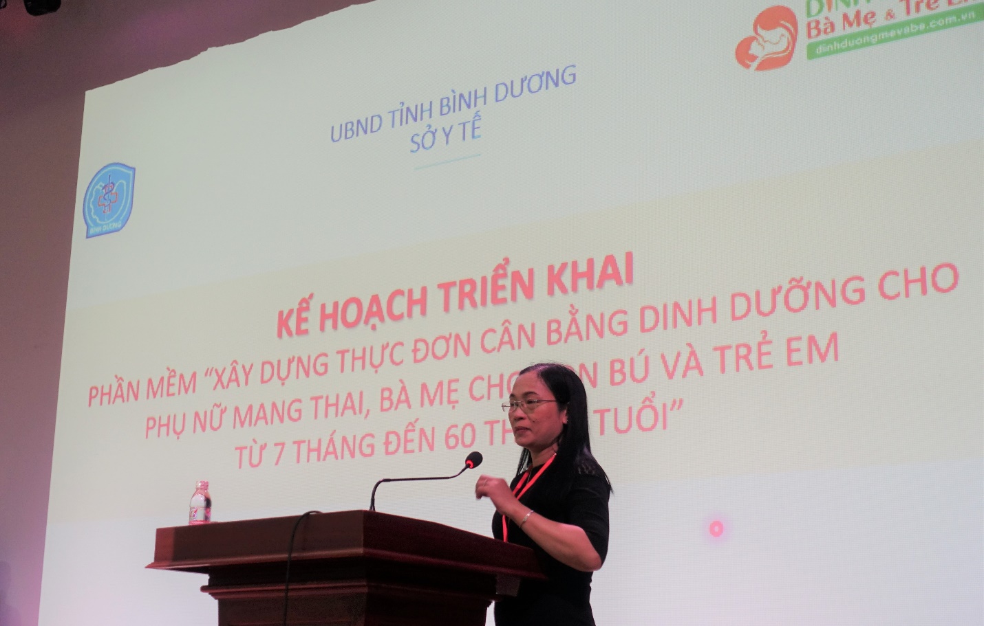 BS CK 2. V&otilde; Nguy&ecirc;n Diễm Thy - Ph&oacute; Gi&aacute;m đốc Trung t&acirc;m Chăm s&oacute;c Sức khỏe sinh sản tỉnh B&igrave;nh Dương 2 ph&aacute;t biểu tại Hội nghị.