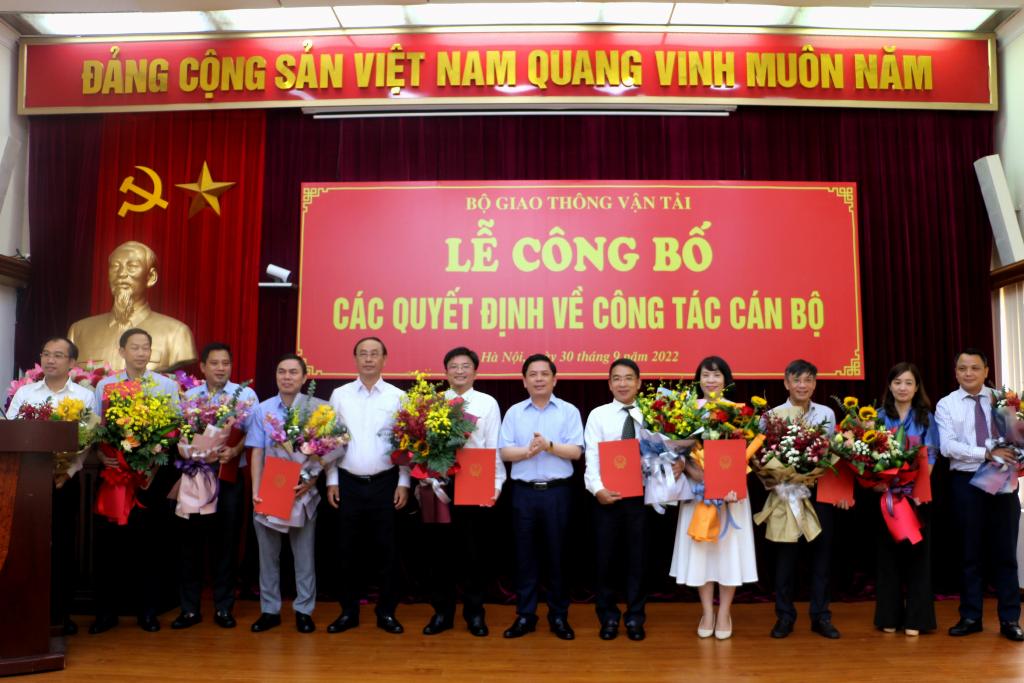 &nbsp;Bộ trưởng Nguyễn Văn Thể trao Quyết địnhv&agrave; tặng hoa ch&uacute;c mừng c&aacute;c c&aacute;n bộ được chuyển đổi chức vụ Vụ Khoa học - C&ocirc;ng nghệ v&agrave; M&ocirc;i trường, Vụ Kế hoạch Pg88vn Trang Chủ Chính Thức, Vụ Vận tải.
