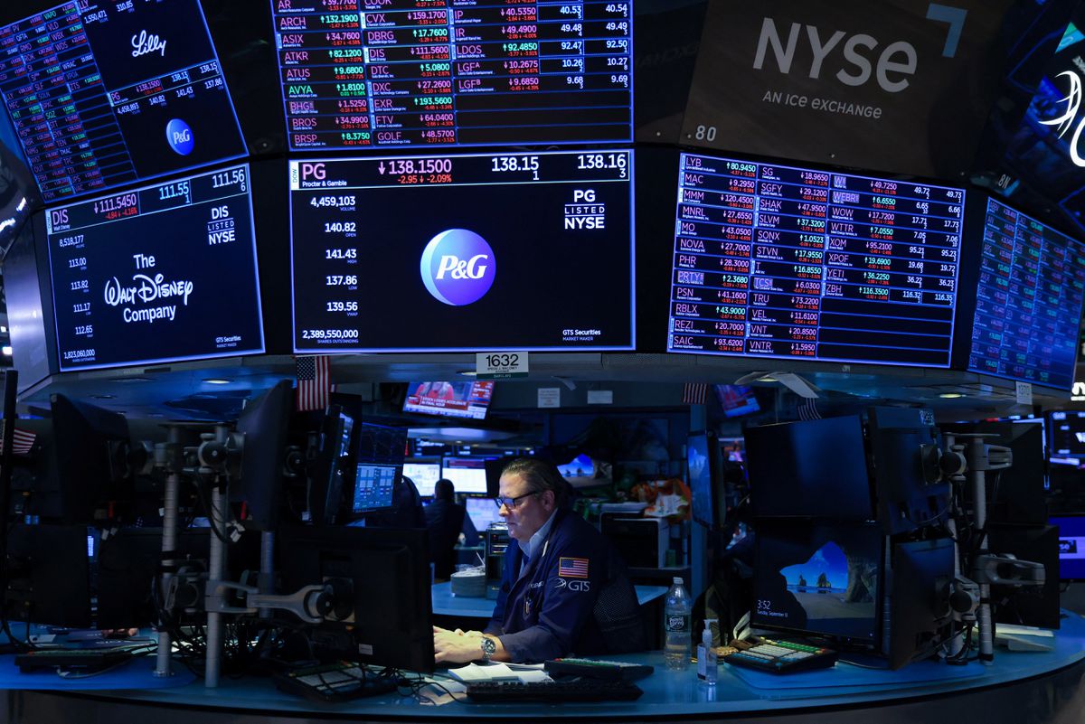 Dow Jones rớt xuống đáy gần 2 năm, giá dầu “bốc hơi” 25% trong quý 3