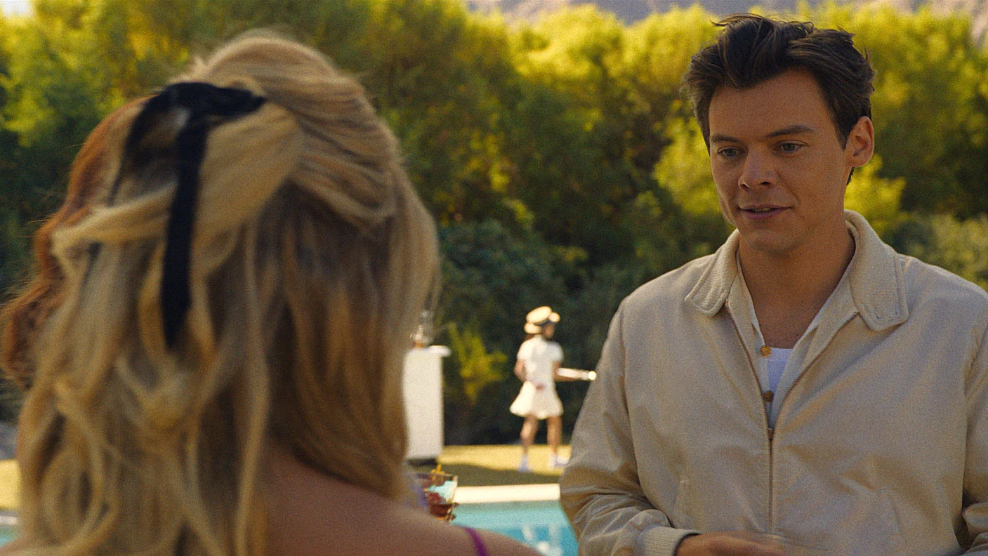 Bộ phim Don't Worry Darling&nbsp;c&oacute; Harry Styles l&agrave; nam diễn vi&ecirc;n ch&iacute;nh vừa ra mắt đ&atilde; lập tức trở th&agrave;nh phim c&oacute; doanh thu ph&ograve;ng v&eacute; cao nhất tuần qua.