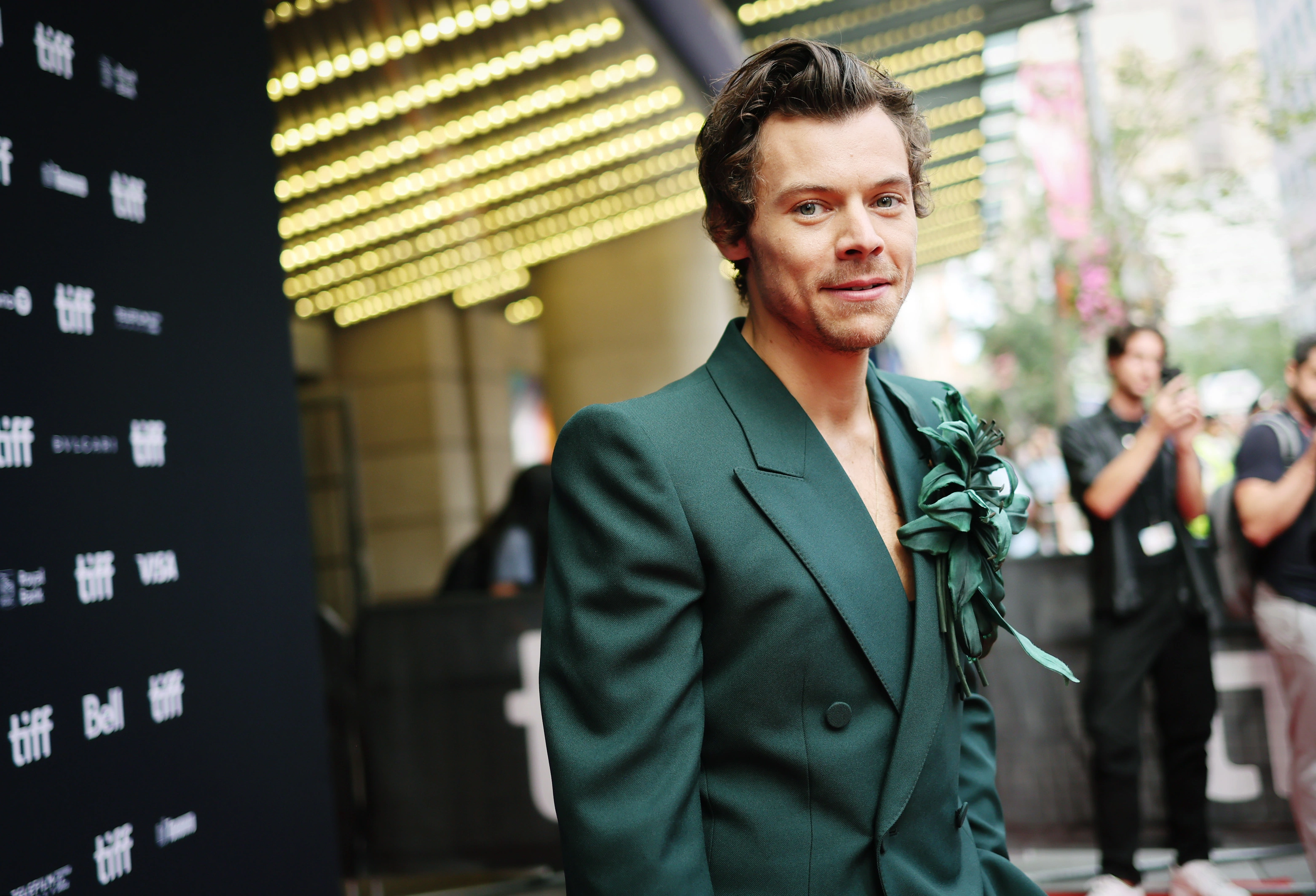 Harry Styles vừa sải bước trên thảm đỏ Liên hoan phim Toronto để quảng bá cho phim mới My Policeman mà anh đóng chính. Ảnh: Variety