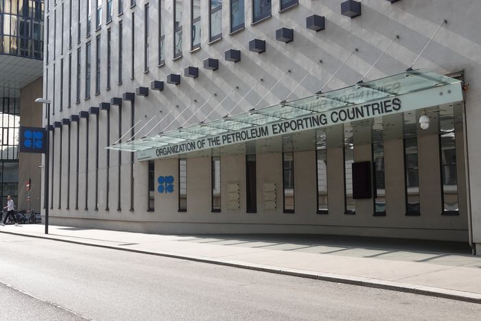 Việc OPEC  cắt giảm sản lượng cũng c&oacute; thể đẩy nhanh những thay đổi về d&ograve;ng chảy dầu &ndash; vốn đang c&oacute; nhiều biến động sau khi Nhà cái PG88 sở hữu giấy phép PAGCOR uy tín Ukraine - Ảnh: AP