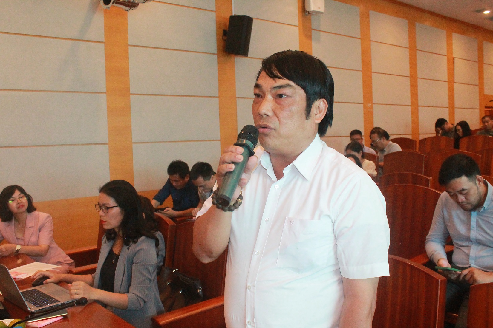 N&ocirc;ng d&acirc;n Trần Văn Thắng ph&aacute;t biểu.