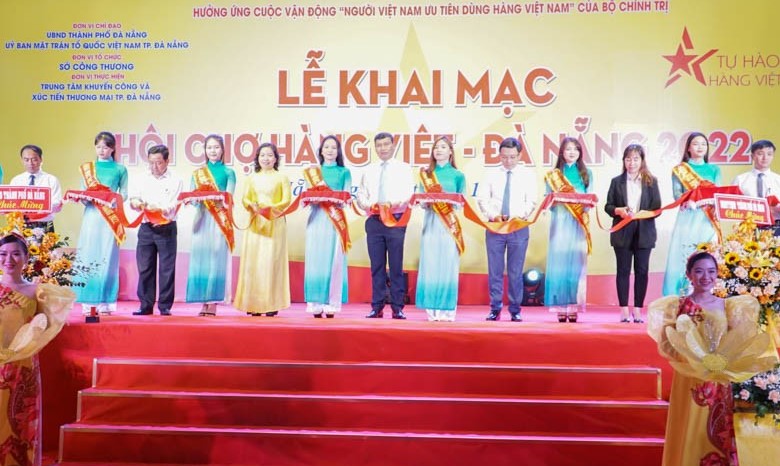 Ông Hồ Kỹ Minh, Phó Chủ tịch UBND TP. Đà Nẵng cùng các 6Pg88.con độc quyền mỗi ngày cắt băng Khai mạc Hội chợ hàng Việt-Đà Nẵng 2022