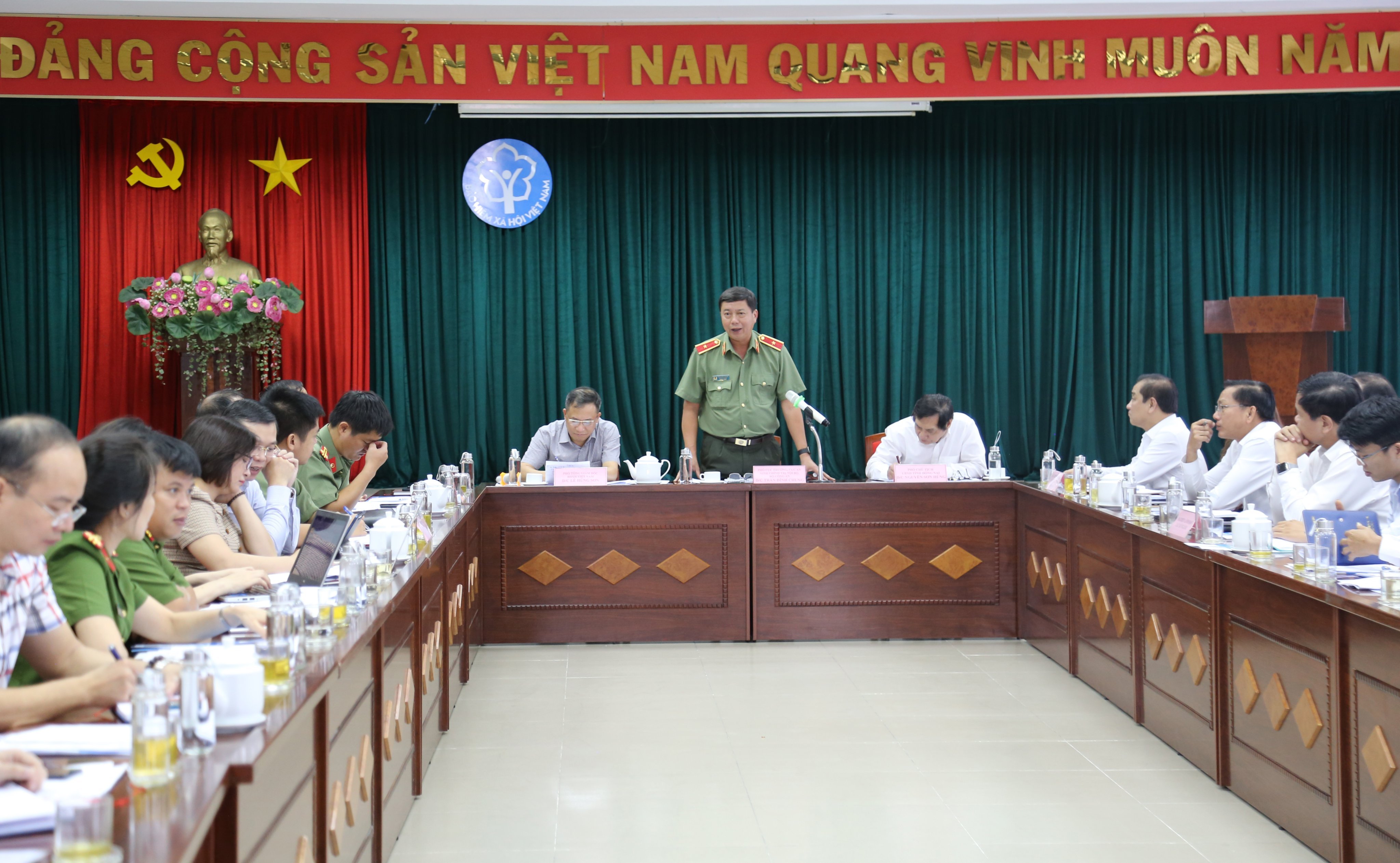 Thiếu tướng Trần Đ&igrave;nh Chung, Ph&oacute; Cục trưởng Cục An ninh ch&iacute;nh trị nội bộ (Bộ C&ocirc;ng an) ph&aacute;t biểu trong chương tr&igrave;nh l&agrave;m việc tại tỉnh Đồng Nai. Ảnh - BHXH Việt Nam.