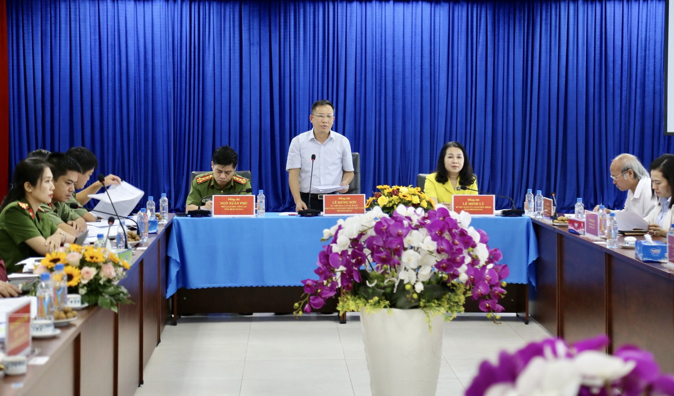 Ph&oacute; Tổng Gi&aacute;m đốc Bảo hiểm x&atilde; hội Việt Nam L&ecirc; H&ugrave;ng Sơn l&agrave;m việc tại tỉnh B&igrave;nh Dương. Ảnh - bảo hiểm x&atilde; hội Việt Nam.
